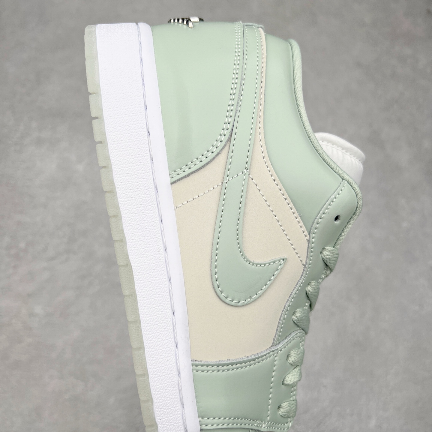 图片[6]-＃K版 Air Jordan AJ1 Low 低帮 米绿 HF4078-100 全新流水线出品 DT版本唯一平替选择 市场第二梯队最强版 全部原鞋开发 原楦原纸板开发 全鞋电脑针车 原厂内置全掌气垫 原盒内在原标 唯一Zp原版鞋带绑法 免检产品 全新2022版型 全头层皮料 完美零毛边处理 原厂配置全掌气垫 价格定位良心 几十个配色陆续出货 尺码：36 36.5 37.5 38 38.5 39 40 40.5 41 42 42.5 43 44 44.5 45 46 47.5-选品中心