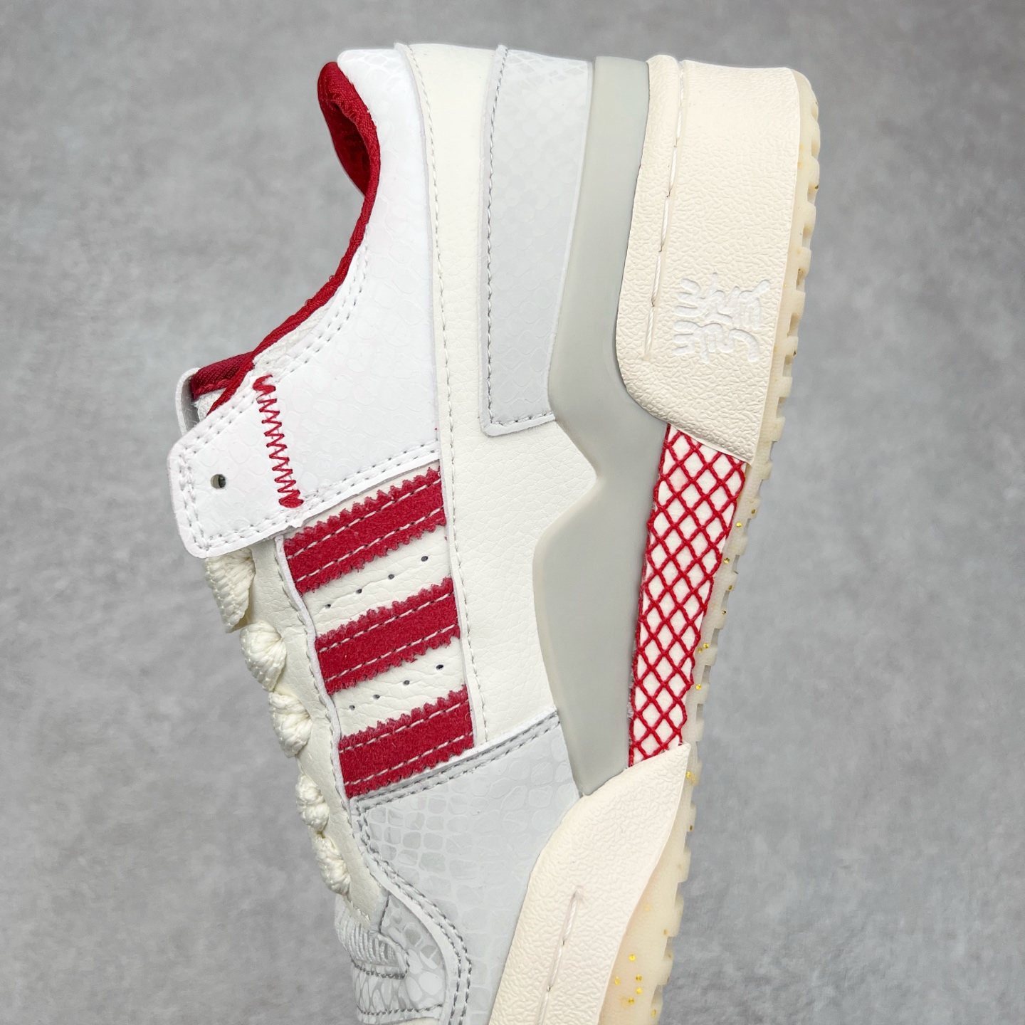 图片[7]-AD Forum 84 Low OG 低帮百搭潮流休闲运动板鞋 JP9969 以复古篮球鞋的外形为基础 采用皮革拼接 简约百搭 更加贴合舒适 中底内侧网格造型起到点睛之笔 外底橡胶 更显复古 尺码：36 36.5 37.5 38 38.5 39 40 40.5 41 42 42.5 43 44 44.5 45-选品中心