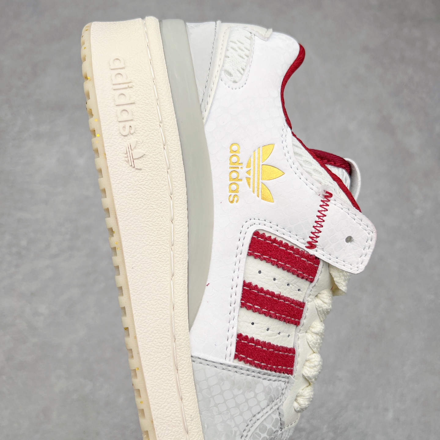 图片[6]-AD Forum 84 Low OG 低帮百搭潮流休闲运动板鞋 JP9969 以复古篮球鞋的外形为基础 采用皮革拼接 简约百搭 更加贴合舒适 中底内侧网格造型起到点睛之笔 外底橡胶 更显复古 尺码：36 36.5 37.5 38 38.5 39 40 40.5 41 42 42.5 43 44 44.5 45-选品中心