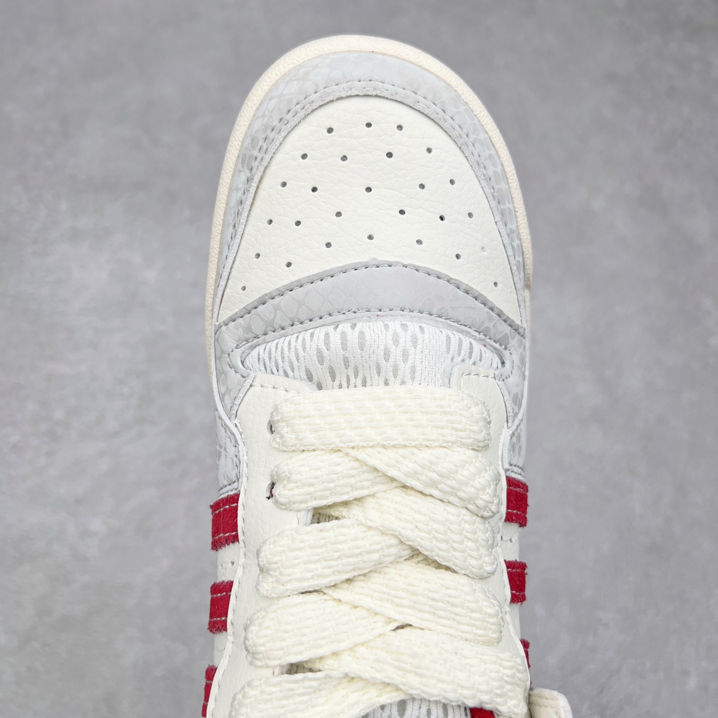 图片[4]-AD Forum 84 Low OG 低帮百搭潮流休闲运动板鞋 JP9969 以复古篮球鞋的外形为基础 采用皮革拼接 简约百搭 更加贴合舒适 中底内侧网格造型起到点睛之笔 外底橡胶 更显复古 尺码：36 36.5 37.5 38 38.5 39 40 40.5 41 42 42.5 43 44 44.5 45-选品中心