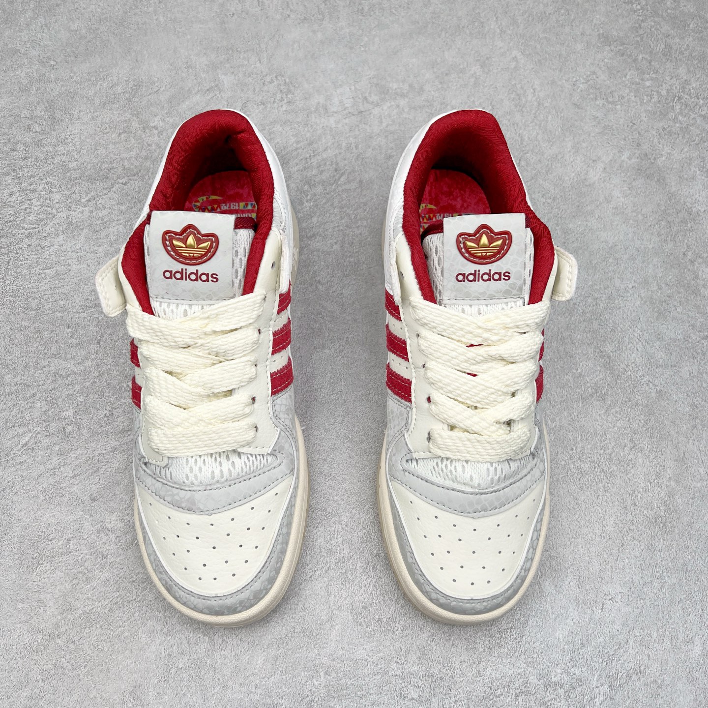 图片[2]-AD Forum 84 Low OG 低帮百搭潮流休闲运动板鞋 JP9969 以复古篮球鞋的外形为基础 采用皮革拼接 简约百搭 更加贴合舒适 中底内侧网格造型起到点睛之笔 外底橡胶 更显复古 尺码：36 36.5 37.5 38 38.5 39 40 40.5 41 42 42.5 43 44 44.5 45-选品中心