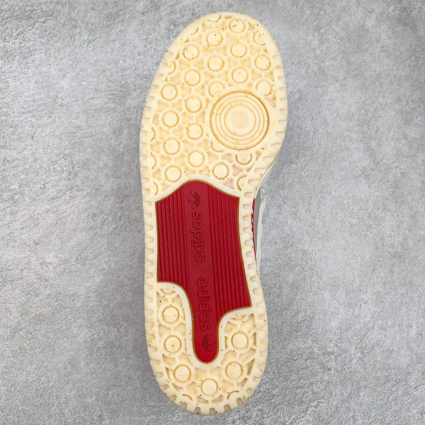 图片[9]-AD Forum 84 Low OG 低帮百搭潮流休闲运动板鞋 JP9969 以复古篮球鞋的外形为基础 采用皮革拼接 简约百搭 更加贴合舒适 中底内侧网格造型起到点睛之笔 外底橡胶 更显复古 尺码：36 36.5 37.5 38 38.5 39 40 40.5 41 42 42.5 43 44 44.5 45-选品中心