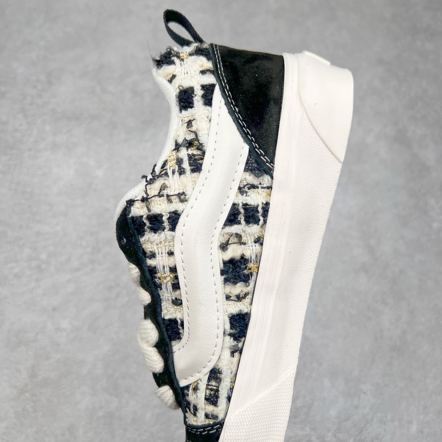 图片[7]-Vans Knu Skool 小香风奶牛白 舒适时尚防滑耐磨低帮休闲面包鞋 以简约优雅为特点，采用粗花呢、毛呢等质感面料，搭配金属链条、菱格纹或珍珠等经典装饰元素。鞋型多为低跟或平底设计，整体配色以黑、白、中性色为主，呈现出精致复古的淑女气质。 尺码：35 36 36.5 37 38 38.5 39 40 40.5 41 42 42.5 43 44-选品中心