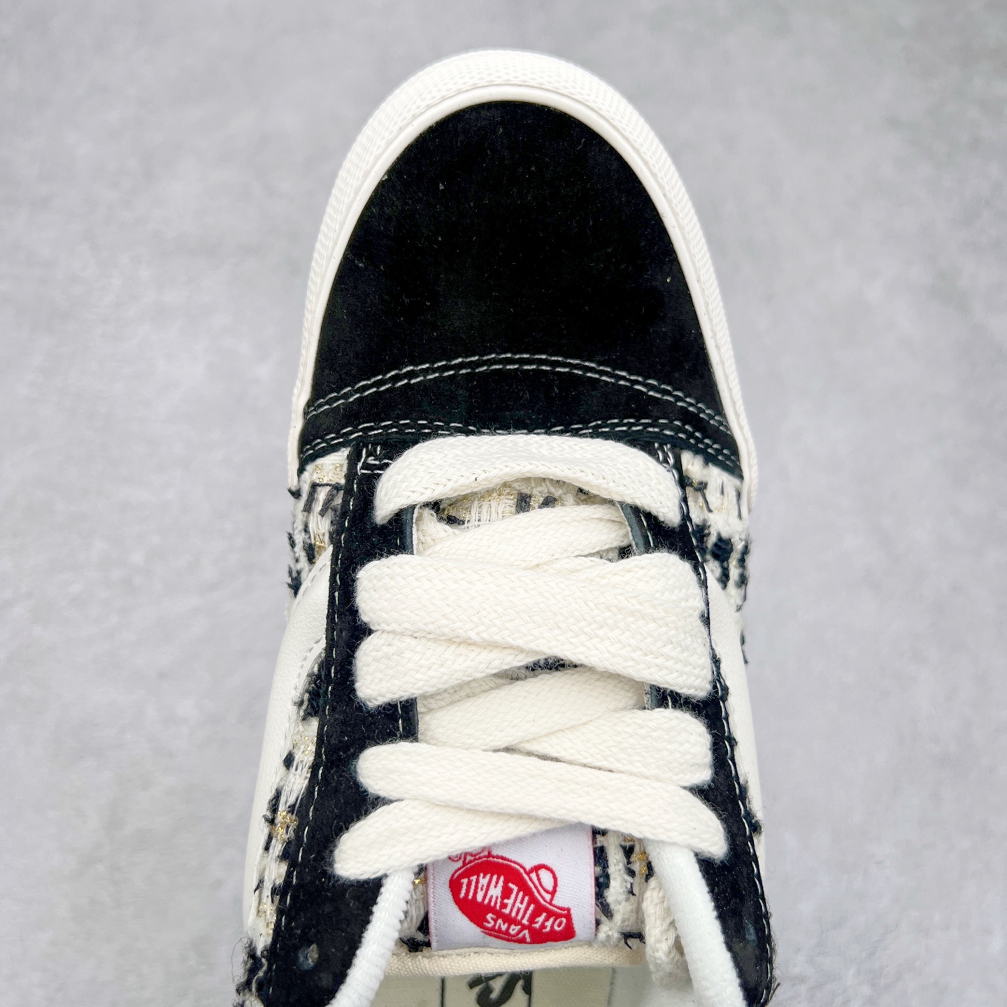 图片[4]-Vans Knu Skool 小香风奶牛白 舒适时尚防滑耐磨低帮休闲面包鞋 以简约优雅为特点，采用粗花呢、毛呢等质感面料，搭配金属链条、菱格纹或珍珠等经典装饰元素。鞋型多为低跟或平底设计，整体配色以黑、白、中性色为主，呈现出精致复古的淑女气质。 尺码：35 36 36.5 37 38 38.5 39 40 40.5 41 42 42.5 43 44-选品中心