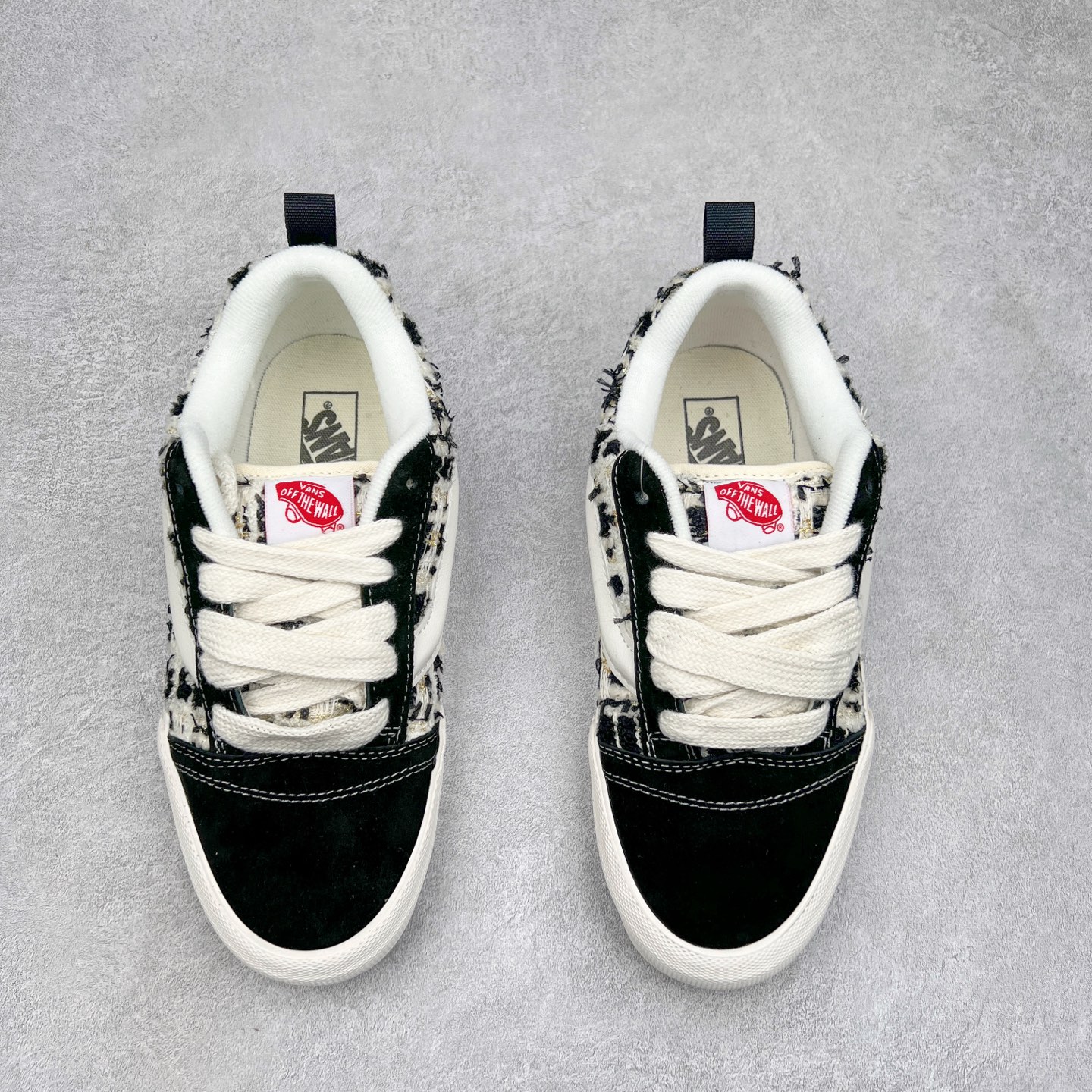 图片[2]-Vans Knu Skool 小香风奶牛白 舒适时尚防滑耐磨低帮休闲面包鞋 以简约优雅为特点，采用粗花呢、毛呢等质感面料，搭配金属链条、菱格纹或珍珠等经典装饰元素。鞋型多为低跟或平底设计，整体配色以黑、白、中性色为主，呈现出精致复古的淑女气质。 尺码：35 36 36.5 37 38 38.5 39 40 40.5 41 42 42.5 43 44-选品中心