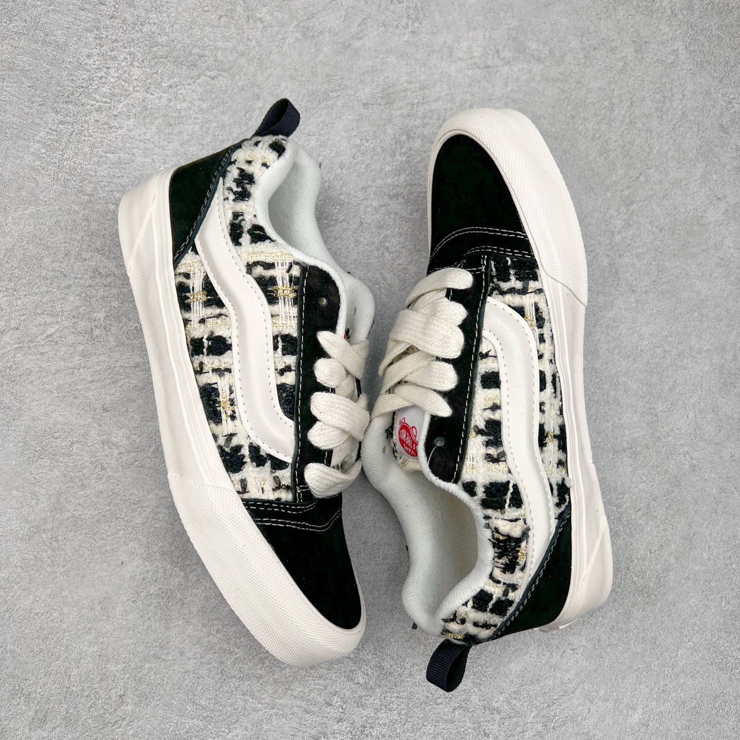 图片[3]-Vans Knu Skool 小香风奶牛白 舒适时尚防滑耐磨低帮休闲面包鞋 以简约优雅为特点，采用粗花呢、毛呢等质感面料，搭配金属链条、菱格纹或珍珠等经典装饰元素。鞋型多为低跟或平底设计，整体配色以黑、白、中性色为主，呈现出精致复古的淑女气质。 尺码：35 36 36.5 37 38 38.5 39 40 40.5 41 42 42.5 43 44-选品中心