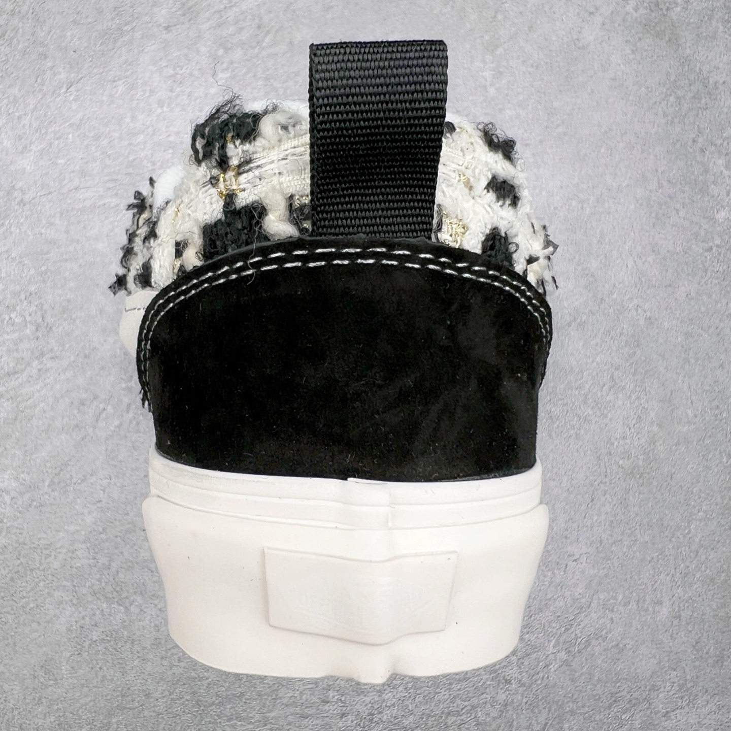 图片[8]-Vans Knu Skool 小香风奶牛白 舒适时尚防滑耐磨低帮休闲面包鞋 以简约优雅为特点，采用粗花呢、毛呢等质感面料，搭配金属链条、菱格纹或珍珠等经典装饰元素。鞋型多为低跟或平底设计，整体配色以黑、白、中性色为主，呈现出精致复古的淑女气质。 尺码：35 36 36.5 37 38 38.5 39 40 40.5 41 42 42.5 43 44-选品中心