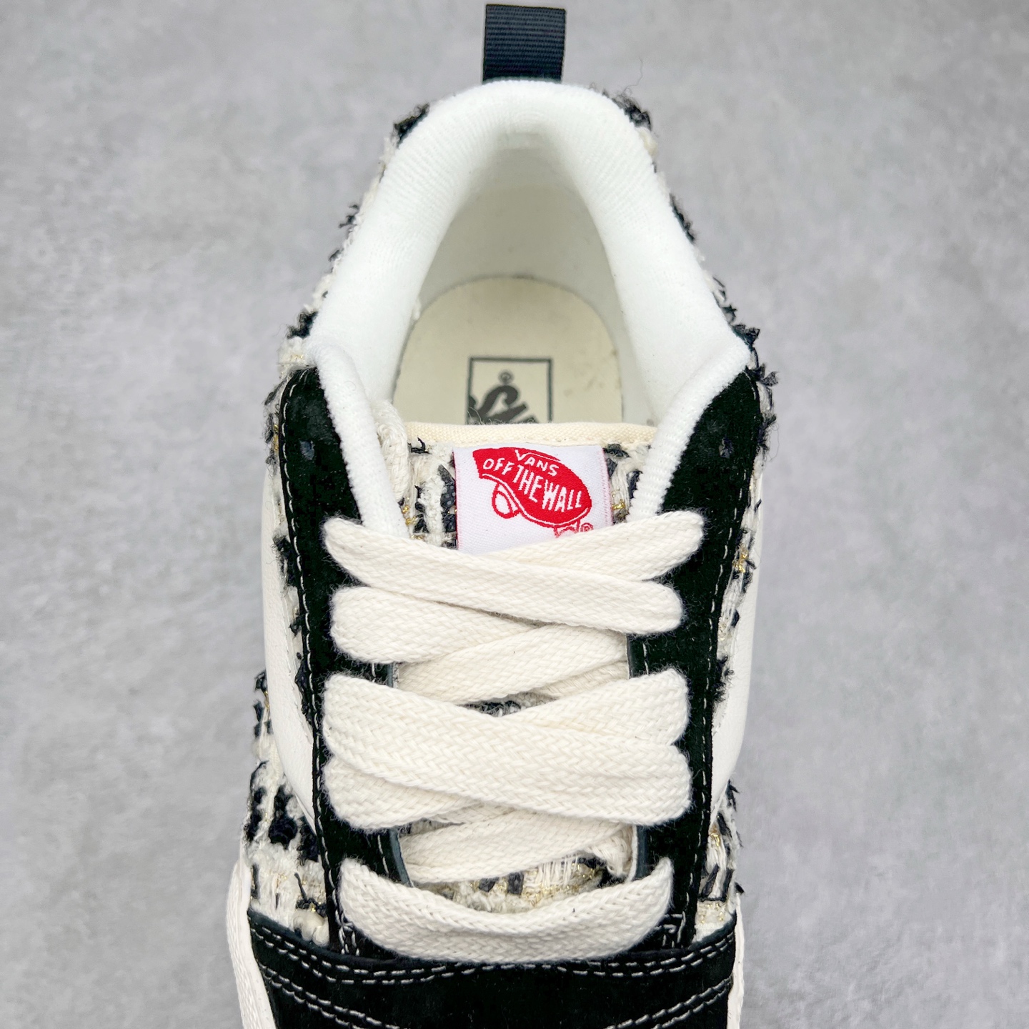 图片[5]-Vans Knu Skool 小香风奶牛白 舒适时尚防滑耐磨低帮休闲面包鞋 以简约优雅为特点，采用粗花呢、毛呢等质感面料，搭配金属链条、菱格纹或珍珠等经典装饰元素。鞋型多为低跟或平底设计，整体配色以黑、白、中性色为主，呈现出精致复古的淑女气质。 尺码：35 36 36.5 37 38 38.5 39 40 40.5 41 42 42.5 43 44-选品中心