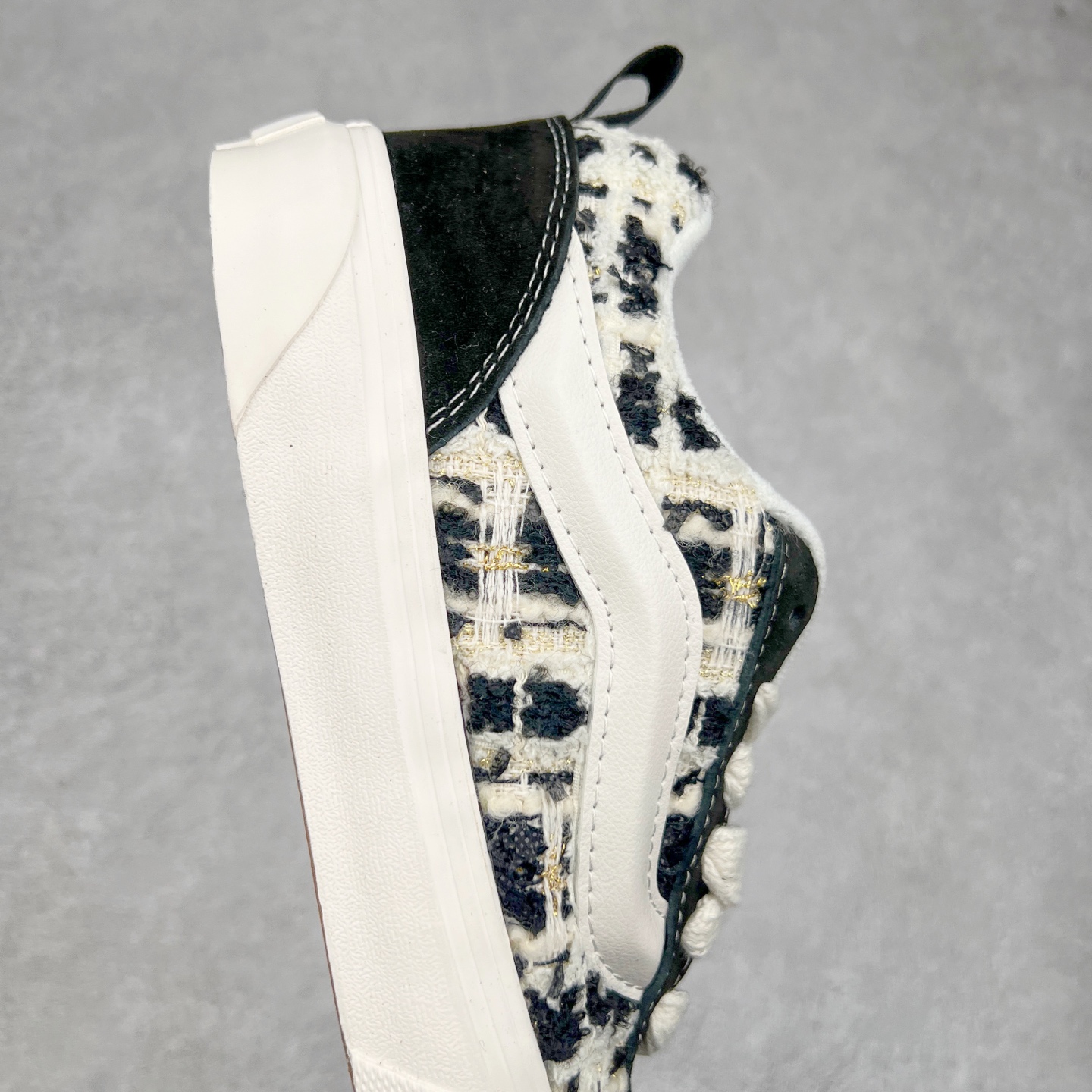 图片[6]-Vans Knu Skool 小香风奶牛白 舒适时尚防滑耐磨低帮休闲面包鞋 以简约优雅为特点，采用粗花呢、毛呢等质感面料，搭配金属链条、菱格纹或珍珠等经典装饰元素。鞋型多为低跟或平底设计，整体配色以黑、白、中性色为主，呈现出精致复古的淑女气质。 尺码：35 36 36.5 37 38 38.5 39 40 40.5 41 42 42.5 43 44-选品中心