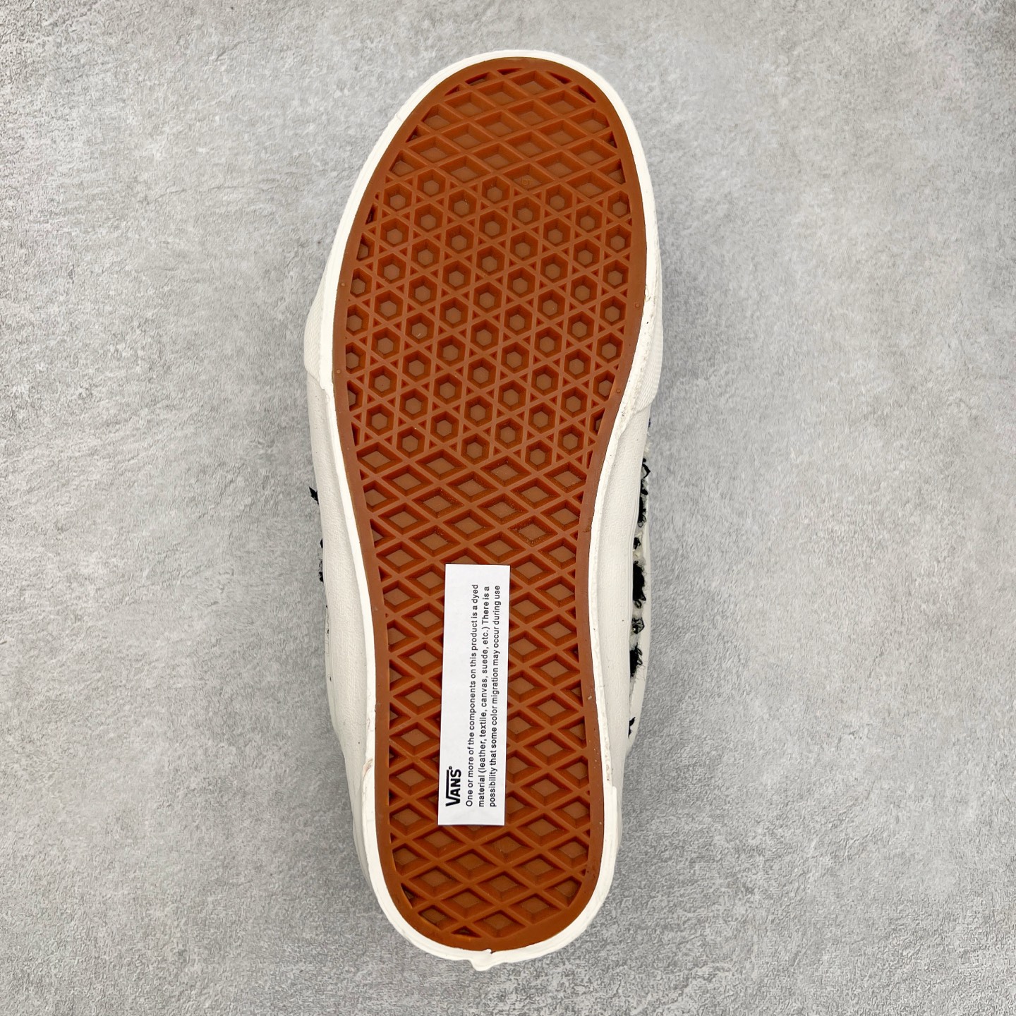 图片[9]-Vans Knu Skool 小香风奶牛白 舒适时尚防滑耐磨低帮休闲面包鞋 以简约优雅为特点，采用粗花呢、毛呢等质感面料，搭配金属链条、菱格纹或珍珠等经典装饰元素。鞋型多为低跟或平底设计，整体配色以黑、白、中性色为主，呈现出精致复古的淑女气质。 尺码：35 36 36.5 37 38 38.5 39 40 40.5 41 42 42.5 43 44-选品中心