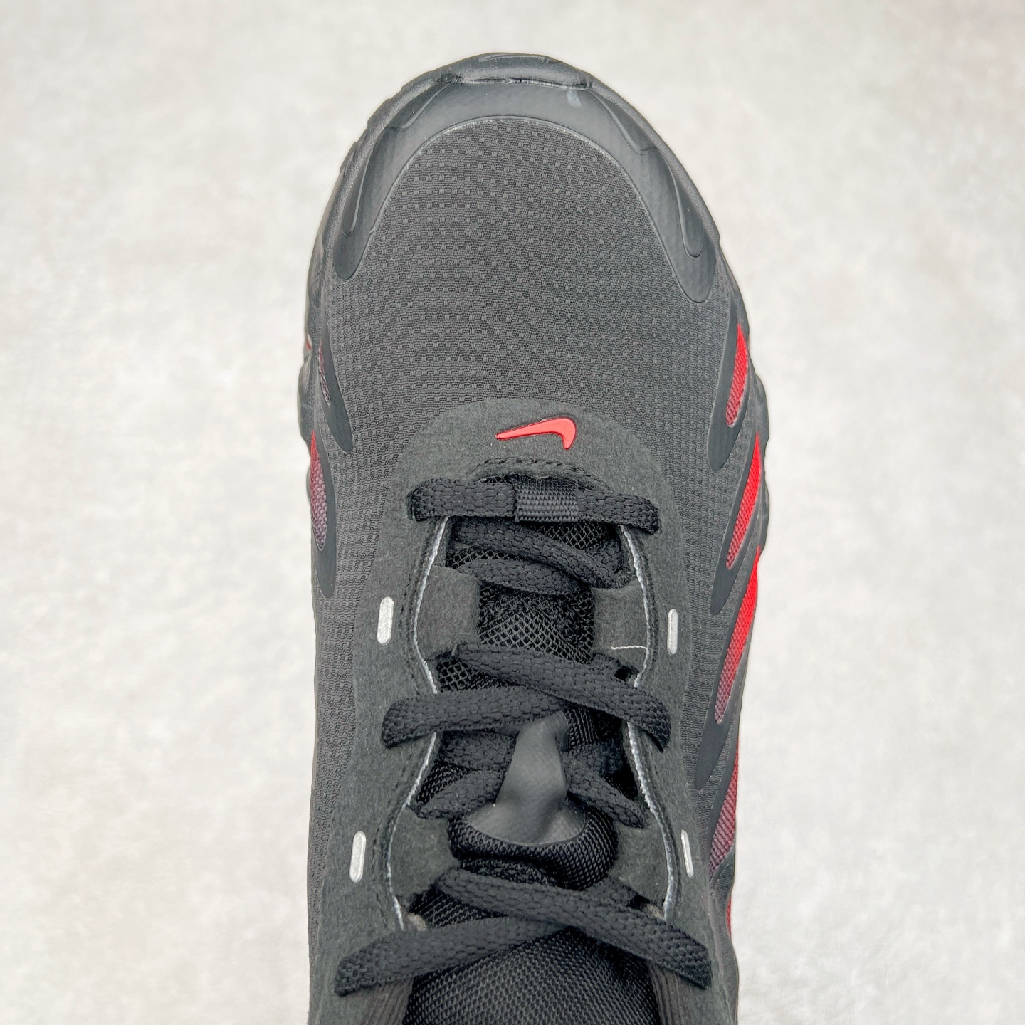 图片[4]-NK Air Max DN8 全掌科技气垫缓震运动跑鞋 FQ7860-029 DN8的核心亮点在于其八腔气垫结构 根据不同部位设定的气压值专为行走设计 提供卓越的舒适感 鞋面的设计让人联想到上世纪90年代末至2000年代初的多款Air Max 中底上系列圆形孔洞引发了热议 不少人将其与竞争品牌的缓震技术进行比较 例如K-SWISS 2010年代初推出的Tubes技 及以多孔鞋底闻名的品牌 尺码：36 36.5 37.5 38 38.5 39 40 40.5 41 42 42.5 43 44 44.5 45-选品中心