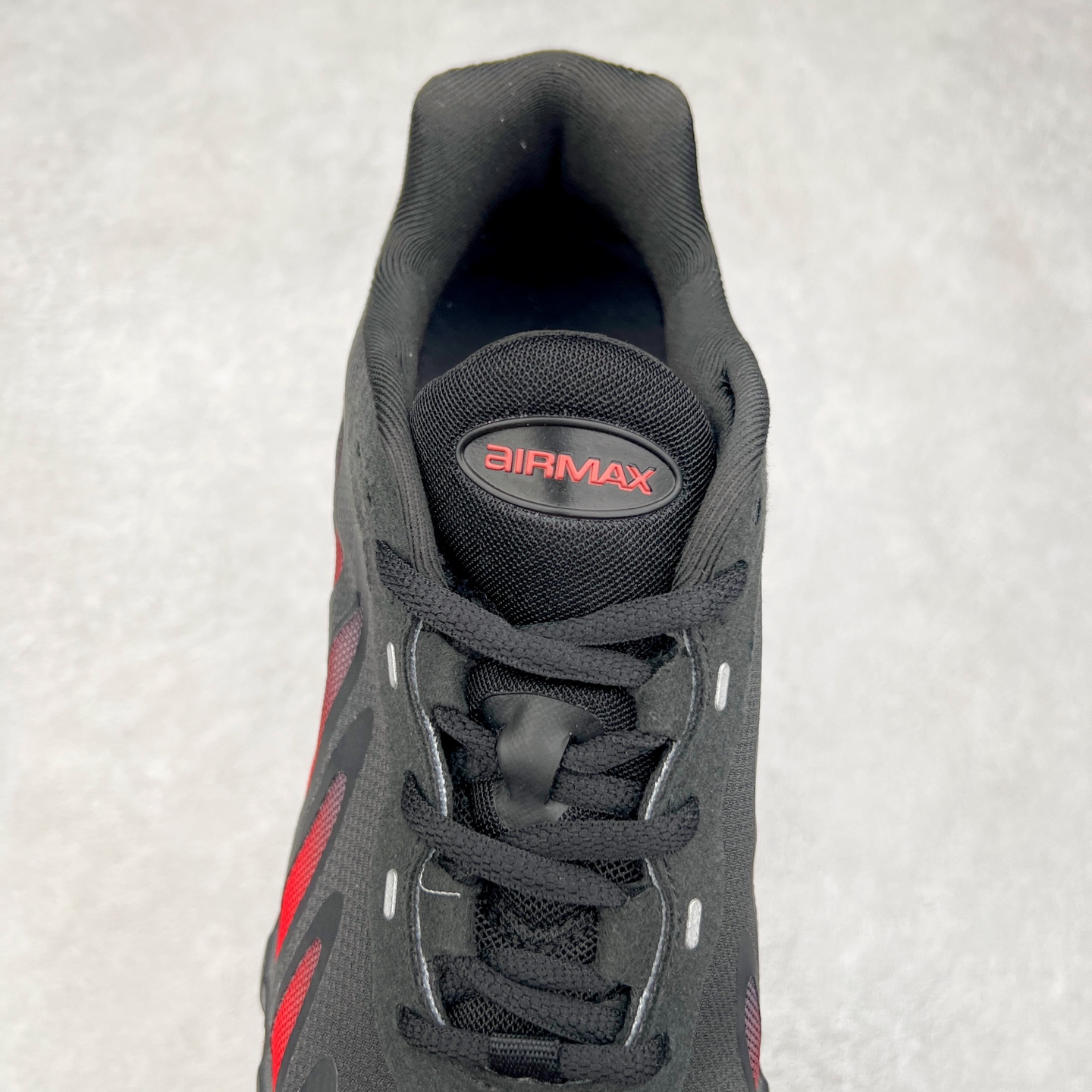 图片[5]-NK Air Max DN8 全掌科技气垫缓震运动跑鞋 FQ7860-029 DN8的核心亮点在于其八腔气垫结构 根据不同部位设定的气压值专为行走设计 提供卓越的舒适感 鞋面的设计让人联想到上世纪90年代末至2000年代初的多款Air Max 中底上系列圆形孔洞引发了热议 不少人将其与竞争品牌的缓震技术进行比较 例如K-SWISS 2010年代初推出的Tubes技 及以多孔鞋底闻名的品牌 尺码：36 36.5 37.5 38 38.5 39 40 40.5 41 42 42.5 43 44 44.5 45-选品中心