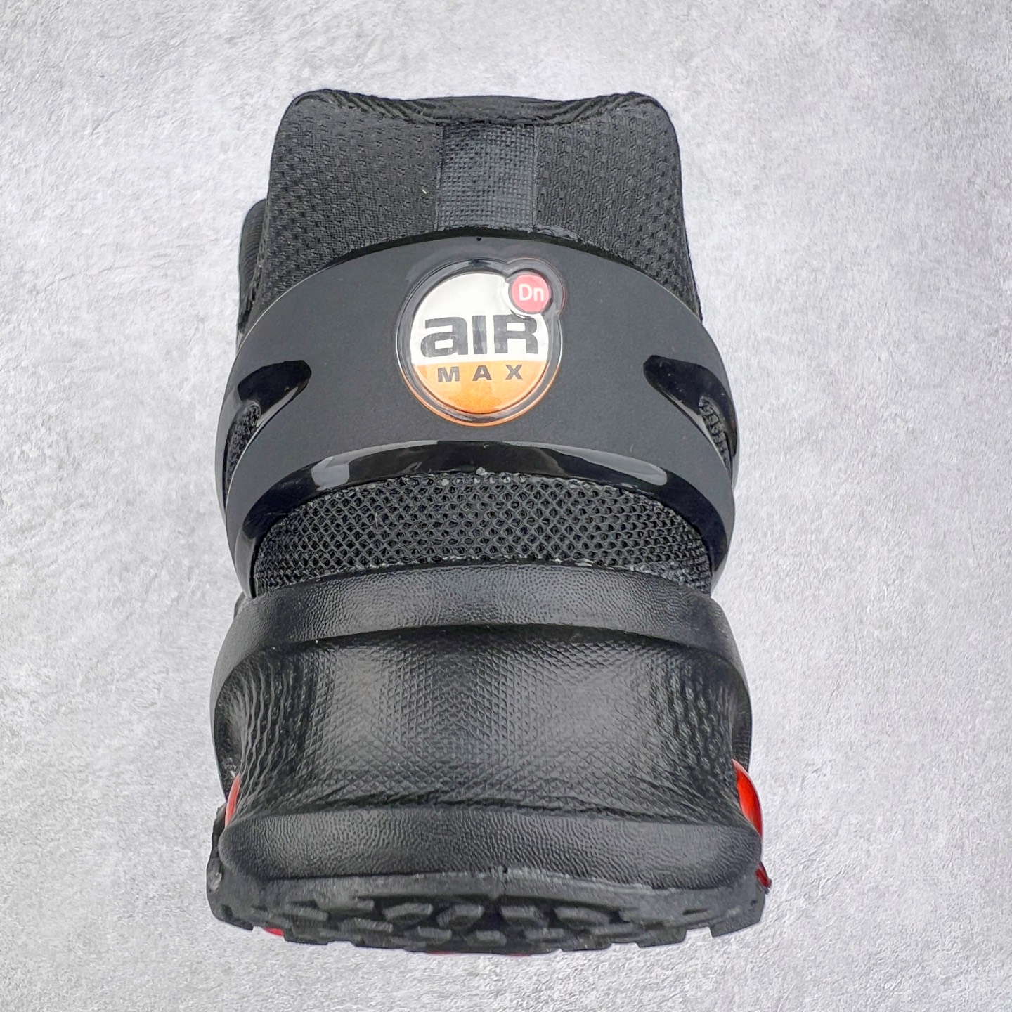 图片[8]-NK Air Max DN8 全掌科技气垫缓震运动跑鞋 FQ7860-029 DN8的核心亮点在于其八腔气垫结构 根据不同部位设定的气压值专为行走设计 提供卓越的舒适感 鞋面的设计让人联想到上世纪90年代末至2000年代初的多款Air Max 中底上系列圆形孔洞引发了热议 不少人将其与竞争品牌的缓震技术进行比较 例如K-SWISS 2010年代初推出的Tubes技 及以多孔鞋底闻名的品牌 尺码：36 36.5 37.5 38 38.5 39 40 40.5 41 42 42.5 43 44 44.5 45-选品中心