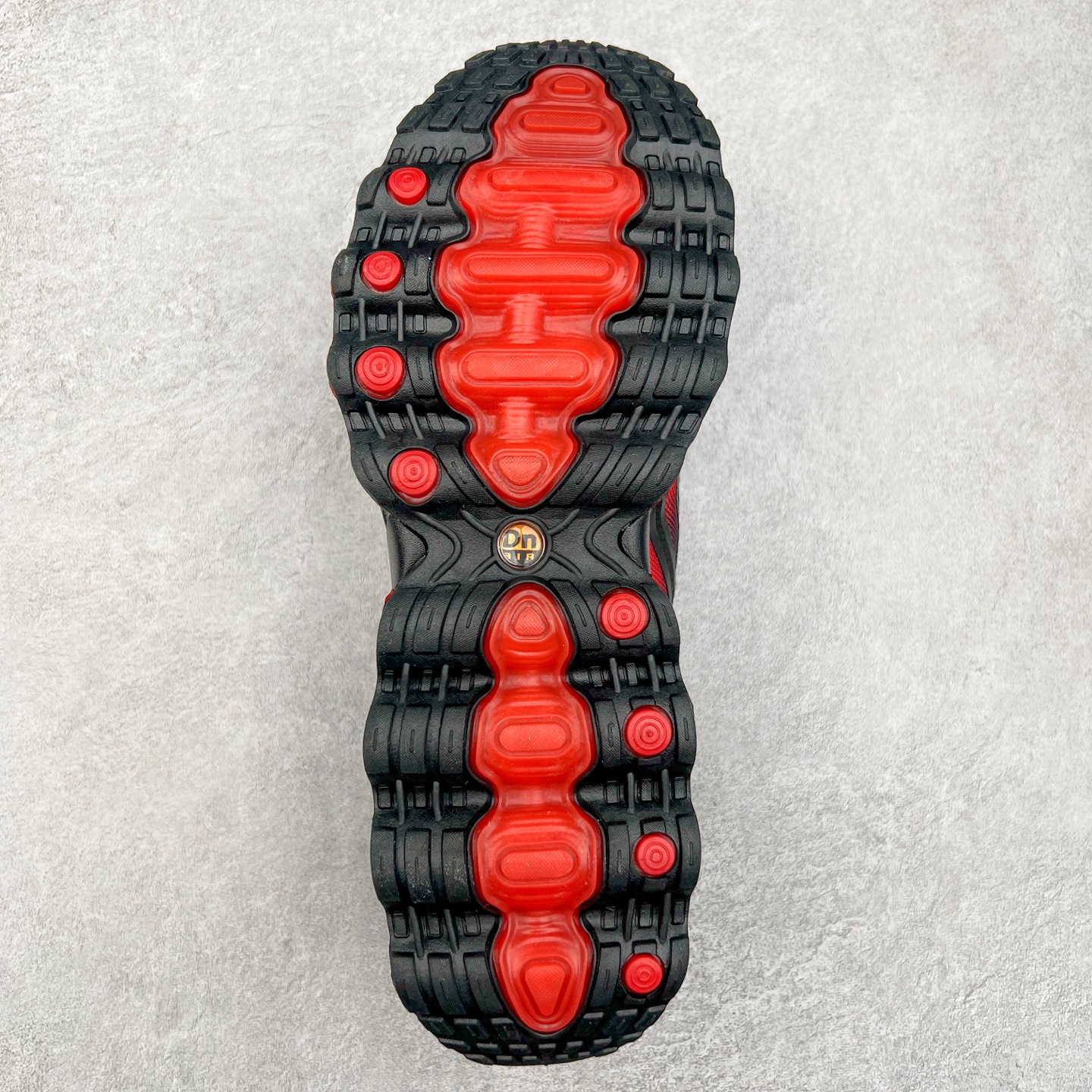 图片[9]-NK Air Max DN8 全掌科技气垫缓震运动跑鞋 FQ7860-029 DN8的核心亮点在于其八腔气垫结构 根据不同部位设定的气压值专为行走设计 提供卓越的舒适感 鞋面的设计让人联想到上世纪90年代末至2000年代初的多款Air Max 中底上系列圆形孔洞引发了热议 不少人将其与竞争品牌的缓震技术进行比较 例如K-SWISS 2010年代初推出的Tubes技 及以多孔鞋底闻名的品牌 尺码：36 36.5 37.5 38 38.5 39 40 40.5 41 42 42.5 43 44 44.5 45-选品中心