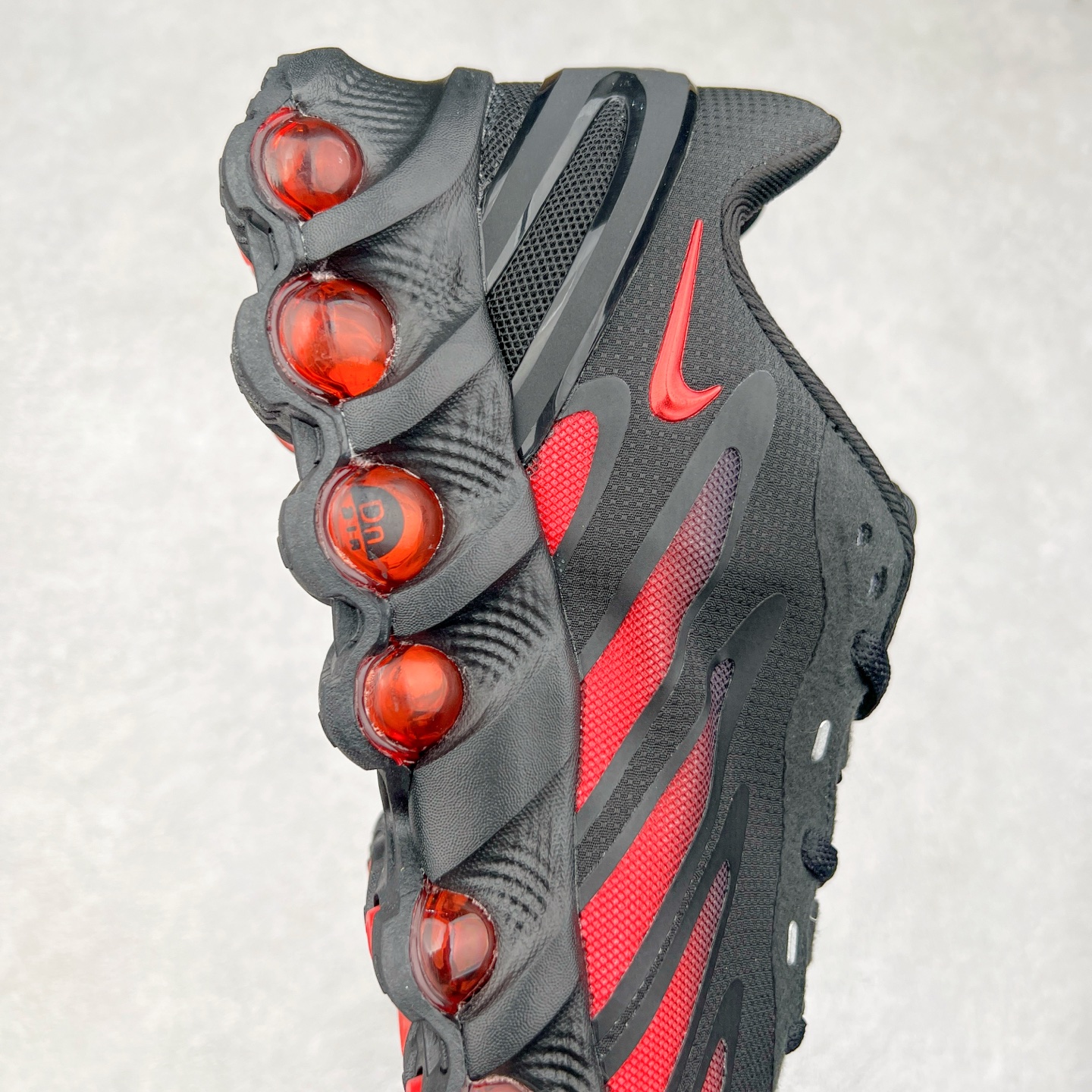 图片[6]-NK Air Max DN8 全掌科技气垫缓震运动跑鞋 FQ7860-029 DN8的核心亮点在于其八腔气垫结构 根据不同部位设定的气压值专为行走设计 提供卓越的舒适感 鞋面的设计让人联想到上世纪90年代末至2000年代初的多款Air Max 中底上系列圆形孔洞引发了热议 不少人将其与竞争品牌的缓震技术进行比较 例如K-SWISS 2010年代初推出的Tubes技 及以多孔鞋底闻名的品牌 尺码：36 36.5 37.5 38 38.5 39 40 40.5 41 42 42.5 43 44 44.5 45-选品中心