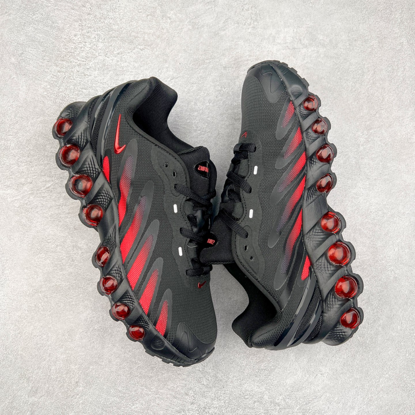 图片[3]-NK Air Max DN8 全掌科技气垫缓震运动跑鞋 FQ7860-029 DN8的核心亮点在于其八腔气垫结构 根据不同部位设定的气压值专为行走设计 提供卓越的舒适感 鞋面的设计让人联想到上世纪90年代末至2000年代初的多款Air Max 中底上系列圆形孔洞引发了热议 不少人将其与竞争品牌的缓震技术进行比较 例如K-SWISS 2010年代初推出的Tubes技 及以多孔鞋底闻名的品牌 尺码：36 36.5 37.5 38 38.5 39 40 40.5 41 42 42.5 43 44 44.5 45-选品中心