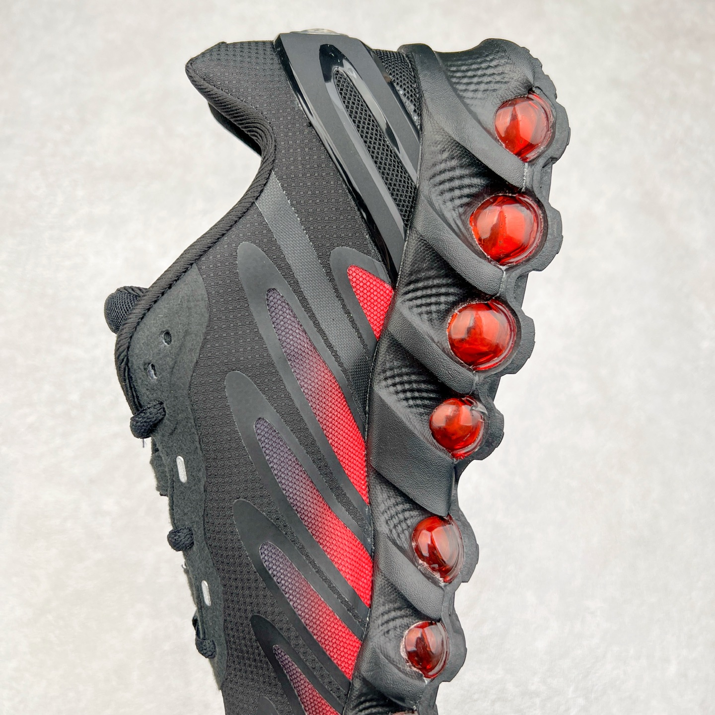 图片[7]-NK Air Max DN8 全掌科技气垫缓震运动跑鞋 FQ7860-029 DN8的核心亮点在于其八腔气垫结构 根据不同部位设定的气压值专为行走设计 提供卓越的舒适感 鞋面的设计让人联想到上世纪90年代末至2000年代初的多款Air Max 中底上系列圆形孔洞引发了热议 不少人将其与竞争品牌的缓震技术进行比较 例如K-SWISS 2010年代初推出的Tubes技 及以多孔鞋底闻名的品牌 尺码：36 36.5 37.5 38 38.5 39 40 40.5 41 42 42.5 43 44 44.5 45-选品中心