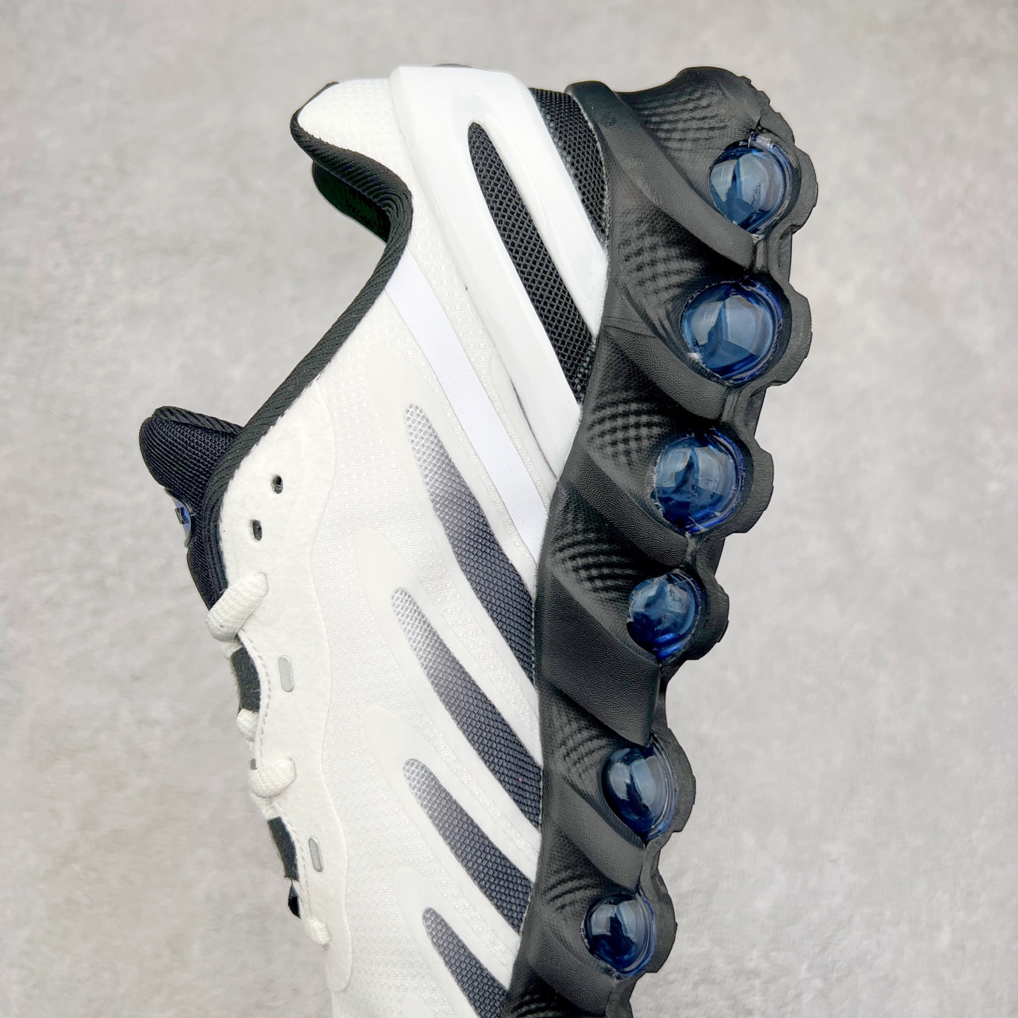 图片[7]-NK Air Max DN8 全掌科技气垫缓震运动跑鞋 FQ7860-010 DN8的核心亮点在于其八腔气垫结构 根据不同部位设定的气压值专为行走设计 提供卓越的舒适感 鞋面的设计让人联想到上世纪90年代末至2000年代初的多款Air Max 中底上系列圆形孔洞引发了热议 不少人将其与竞争品牌的缓震技术进行比较 例如K-SWISS 2010年代初推出的Tubes技 及以多孔鞋底闻名的品牌 尺码：36 36.5 37.5 38 38.5 39 40 40.5 41 42 42.5 43 44 44.5 45-选品中心