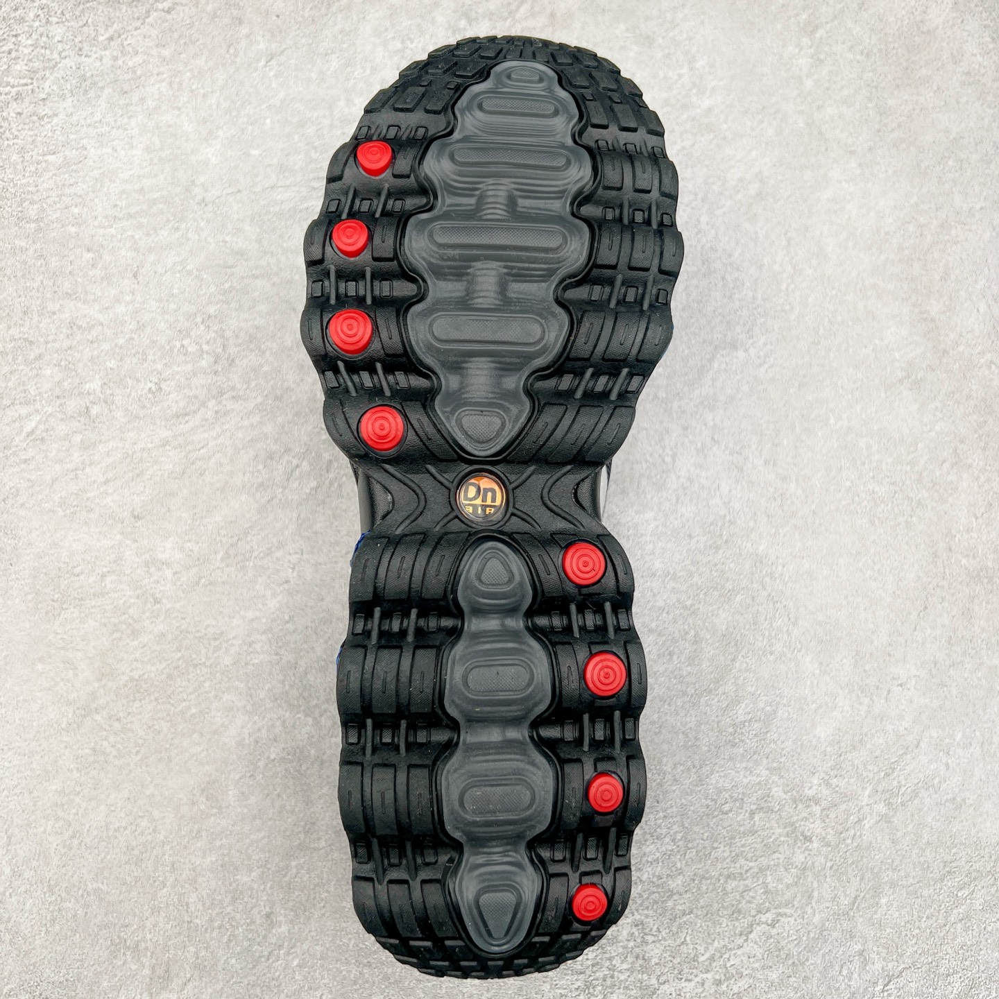 图片[9]-NK Air Max DN8 全掌科技气垫缓震运动跑鞋 FQ7860-010 DN8的核心亮点在于其八腔气垫结构 根据不同部位设定的气压值专为行走设计 提供卓越的舒适感 鞋面的设计让人联想到上世纪90年代末至2000年代初的多款Air Max 中底上系列圆形孔洞引发了热议 不少人将其与竞争品牌的缓震技术进行比较 例如K-SWISS 2010年代初推出的Tubes技 及以多孔鞋底闻名的品牌 尺码：36 36.5 37.5 38 38.5 39 40 40.5 41 42 42.5 43 44 44.5 45-选品中心