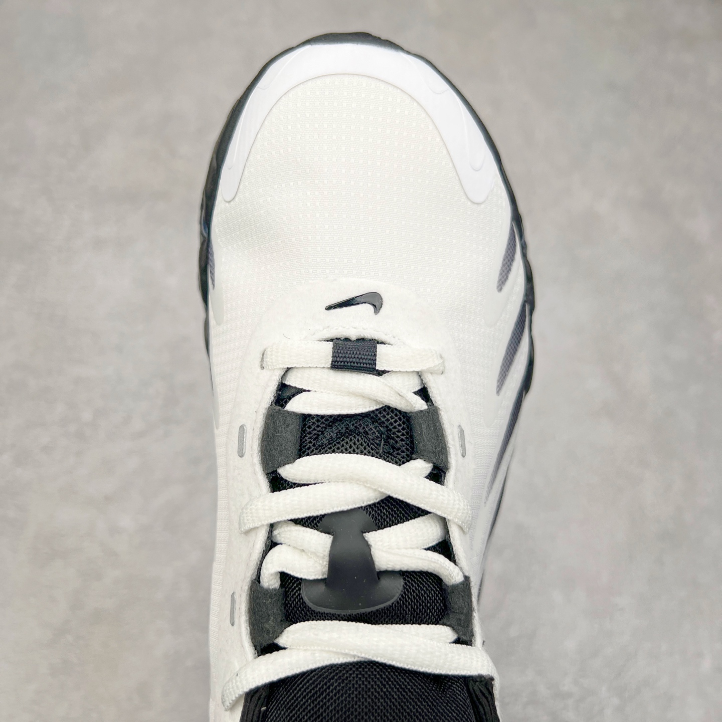 图片[4]-NK Air Max DN8 全掌科技气垫缓震运动跑鞋 FQ7860-010 DN8的核心亮点在于其八腔气垫结构 根据不同部位设定的气压值专为行走设计 提供卓越的舒适感 鞋面的设计让人联想到上世纪90年代末至2000年代初的多款Air Max 中底上系列圆形孔洞引发了热议 不少人将其与竞争品牌的缓震技术进行比较 例如K-SWISS 2010年代初推出的Tubes技 及以多孔鞋底闻名的品牌 尺码：36 36.5 37.5 38 38.5 39 40 40.5 41 42 42.5 43 44 44.5 45-选品中心