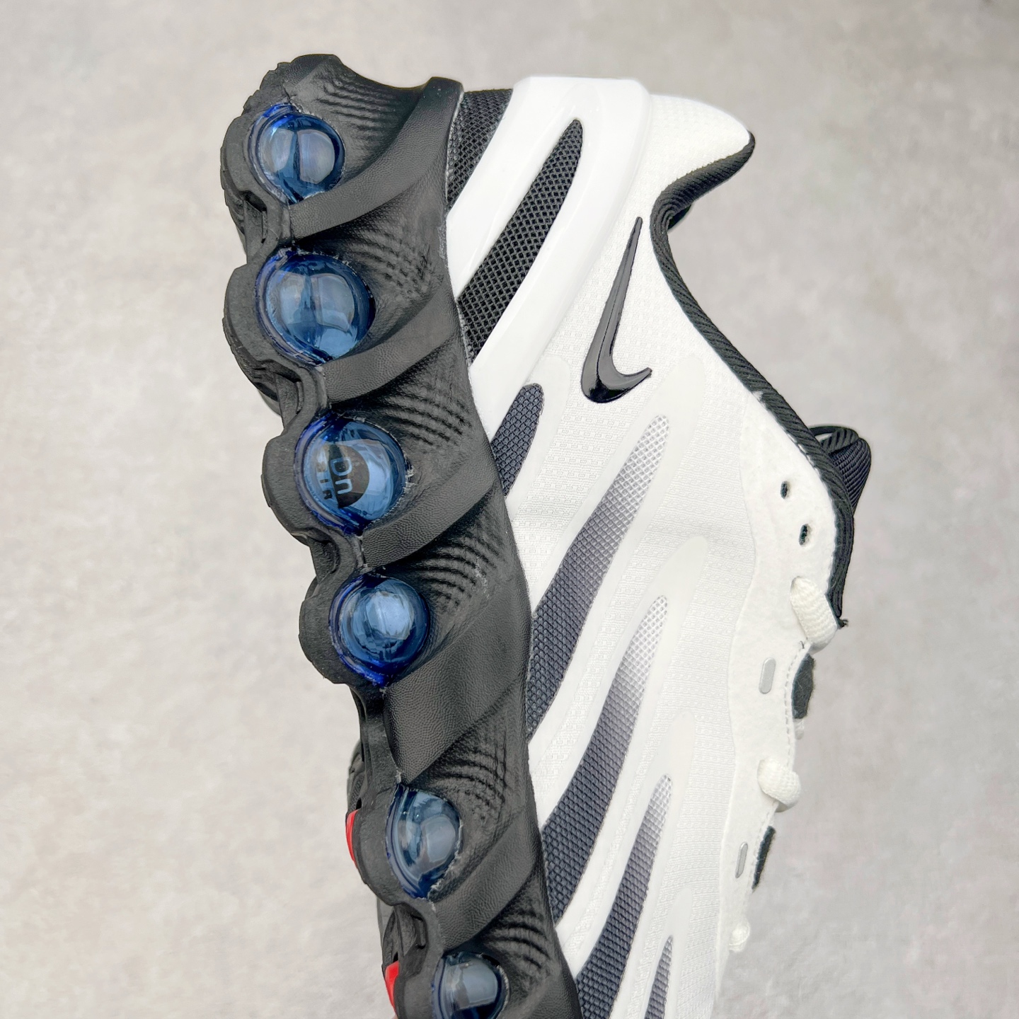 图片[6]-NK Air Max DN8 全掌科技气垫缓震运动跑鞋 FQ7860-010 DN8的核心亮点在于其八腔气垫结构 根据不同部位设定的气压值专为行走设计 提供卓越的舒适感 鞋面的设计让人联想到上世纪90年代末至2000年代初的多款Air Max 中底上系列圆形孔洞引发了热议 不少人将其与竞争品牌的缓震技术进行比较 例如K-SWISS 2010年代初推出的Tubes技 及以多孔鞋底闻名的品牌 尺码：36 36.5 37.5 38 38.5 39 40 40.5 41 42 42.5 43 44 44.5 45-选品中心