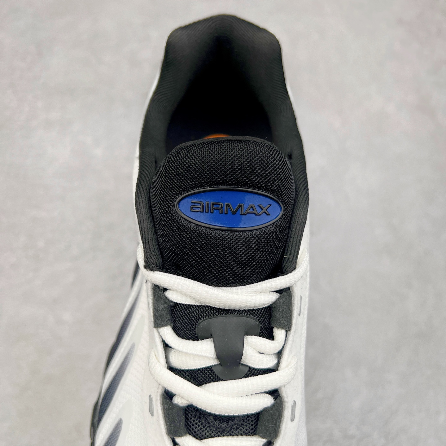 图片[5]-NK Air Max DN8 全掌科技气垫缓震运动跑鞋 FQ7860-010 DN8的核心亮点在于其八腔气垫结构 根据不同部位设定的气压值专为行走设计 提供卓越的舒适感 鞋面的设计让人联想到上世纪90年代末至2000年代初的多款Air Max 中底上系列圆形孔洞引发了热议 不少人将其与竞争品牌的缓震技术进行比较 例如K-SWISS 2010年代初推出的Tubes技 及以多孔鞋底闻名的品牌 尺码：36 36.5 37.5 38 38.5 39 40 40.5 41 42 42.5 43 44 44.5 45-选品中心