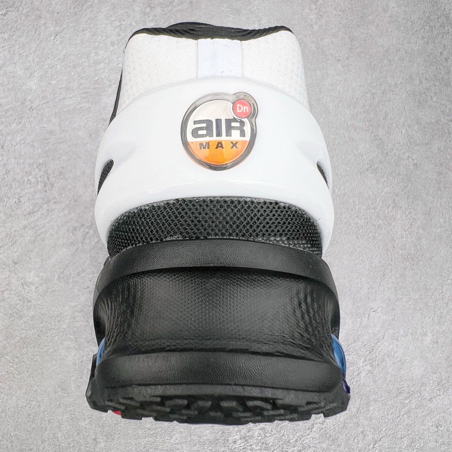 图片[8]-NK Air Max DN8 全掌科技气垫缓震运动跑鞋 FQ7860-010 DN8的核心亮点在于其八腔气垫结构 根据不同部位设定的气压值专为行走设计 提供卓越的舒适感 鞋面的设计让人联想到上世纪90年代末至2000年代初的多款Air Max 中底上系列圆形孔洞引发了热议 不少人将其与竞争品牌的缓震技术进行比较 例如K-SWISS 2010年代初推出的Tubes技 及以多孔鞋底闻名的品牌 尺码：36 36.5 37.5 38 38.5 39 40 40.5 41 42 42.5 43 44 44.5 45-选品中心