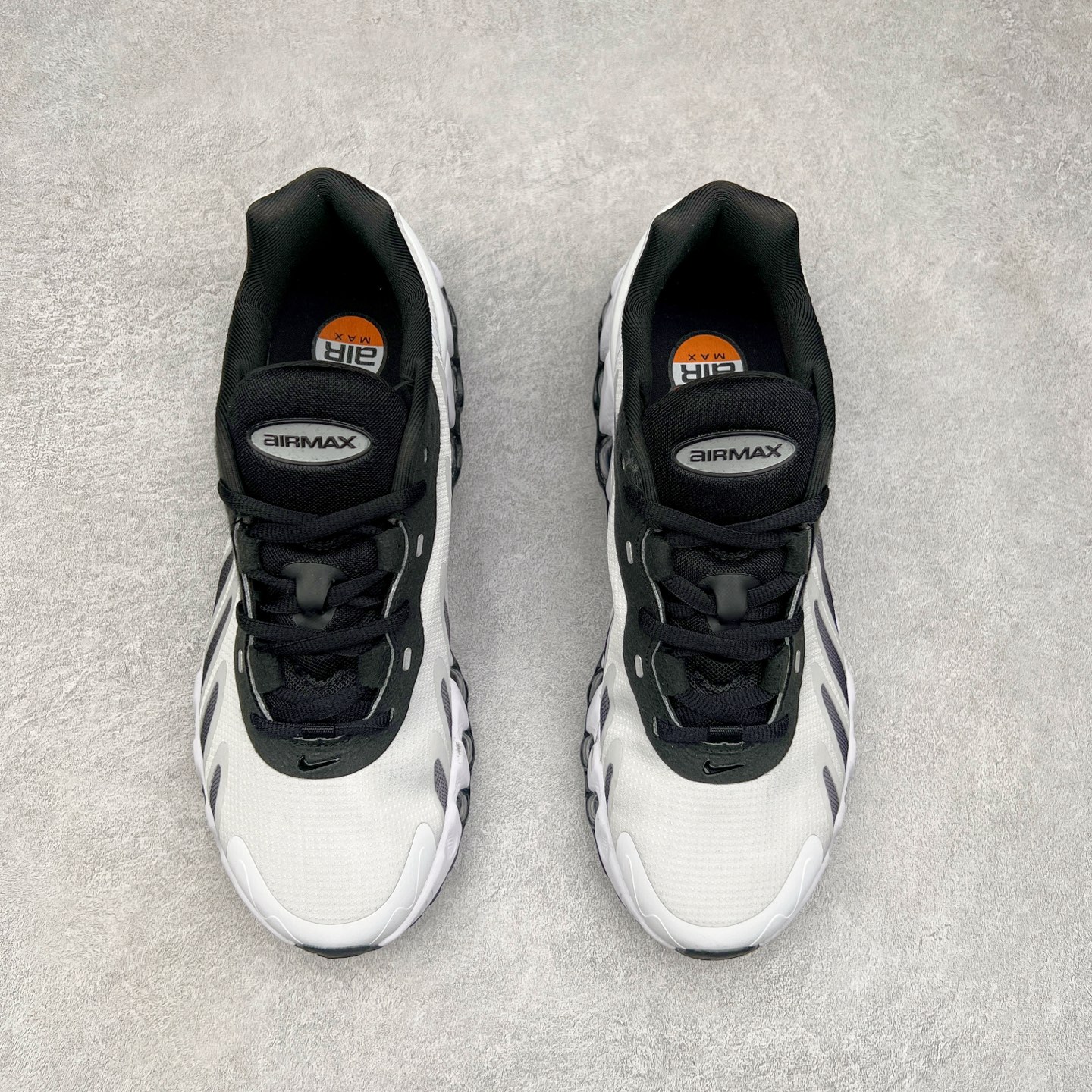 图片[2]-NK Air Max DN8 全掌科技气垫缓震运动跑鞋 FQ7860-009 DN8的核心亮点在于其八腔气垫结构 根据不同部位设定的气压值专为行走设计 提供卓越的舒适感 鞋面的设计让人联想到上世纪90年代末至2000年代初的多款Air Max 中底上系列圆形孔洞引发了热议 不少人将其与竞争品牌的缓震技术进行比较 例如K-SWISS 2010年代初推出的Tubes技 及以多孔鞋底闻名的品牌 尺码：36 36.5 37.5 38 38.5 39 40 40.5 41 42 42.5 43 44 44.5 45-选品中心