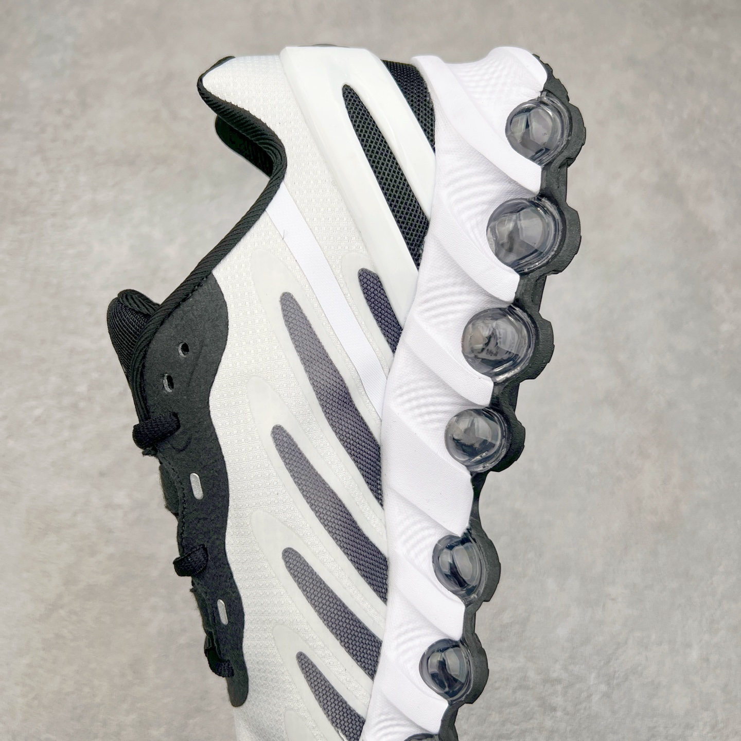 图片[7]-NK Air Max DN8 全掌科技气垫缓震运动跑鞋 FQ7860-009 DN8的核心亮点在于其八腔气垫结构 根据不同部位设定的气压值专为行走设计 提供卓越的舒适感 鞋面的设计让人联想到上世纪90年代末至2000年代初的多款Air Max 中底上系列圆形孔洞引发了热议 不少人将其与竞争品牌的缓震技术进行比较 例如K-SWISS 2010年代初推出的Tubes技 及以多孔鞋底闻名的品牌 尺码：36 36.5 37.5 38 38.5 39 40 40.5 41 42 42.5 43 44 44.5 45-选品中心