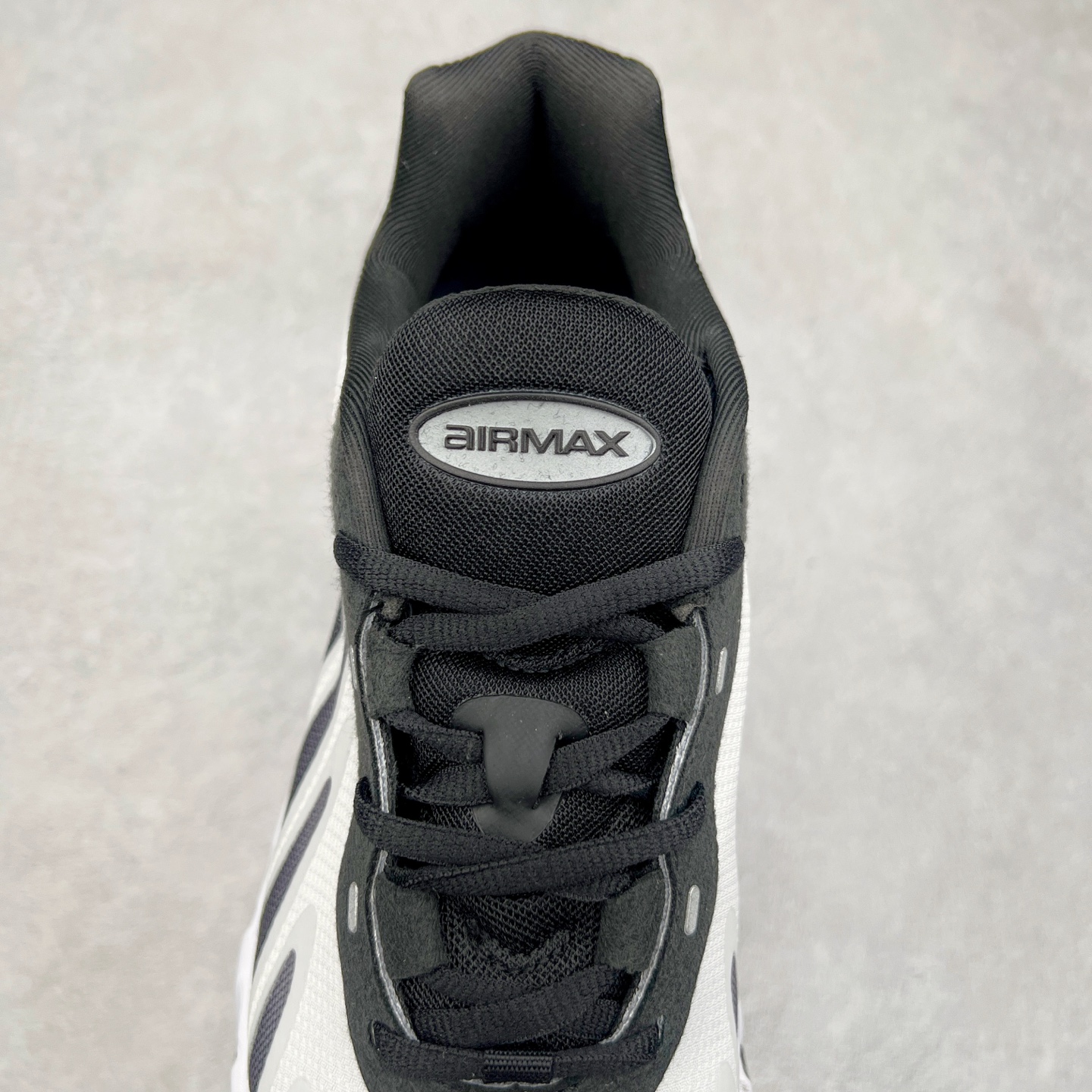 图片[5]-NK Air Max DN8 全掌科技气垫缓震运动跑鞋 FQ7860-009 DN8的核心亮点在于其八腔气垫结构 根据不同部位设定的气压值专为行走设计 提供卓越的舒适感 鞋面的设计让人联想到上世纪90年代末至2000年代初的多款Air Max 中底上系列圆形孔洞引发了热议 不少人将其与竞争品牌的缓震技术进行比较 例如K-SWISS 2010年代初推出的Tubes技 及以多孔鞋底闻名的品牌 尺码：36 36.5 37.5 38 38.5 39 40 40.5 41 42 42.5 43 44 44.5 45-选品中心