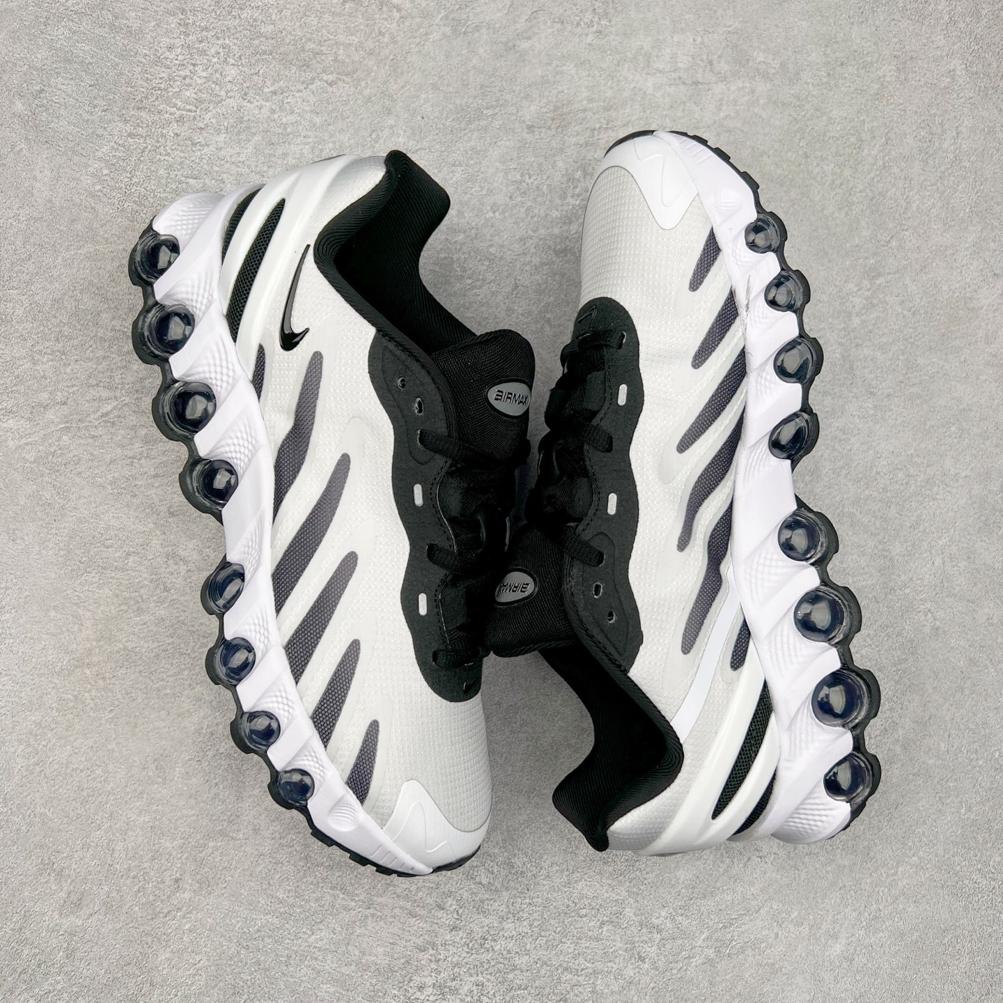 图片[3]-NK Air Max DN8 全掌科技气垫缓震运动跑鞋 FQ7860-009 DN8的核心亮点在于其八腔气垫结构 根据不同部位设定的气压值专为行走设计 提供卓越的舒适感 鞋面的设计让人联想到上世纪90年代末至2000年代初的多款Air Max 中底上系列圆形孔洞引发了热议 不少人将其与竞争品牌的缓震技术进行比较 例如K-SWISS 2010年代初推出的Tubes技 及以多孔鞋底闻名的品牌 尺码：36 36.5 37.5 38 38.5 39 40 40.5 41 42 42.5 43 44 44.5 45-选品中心