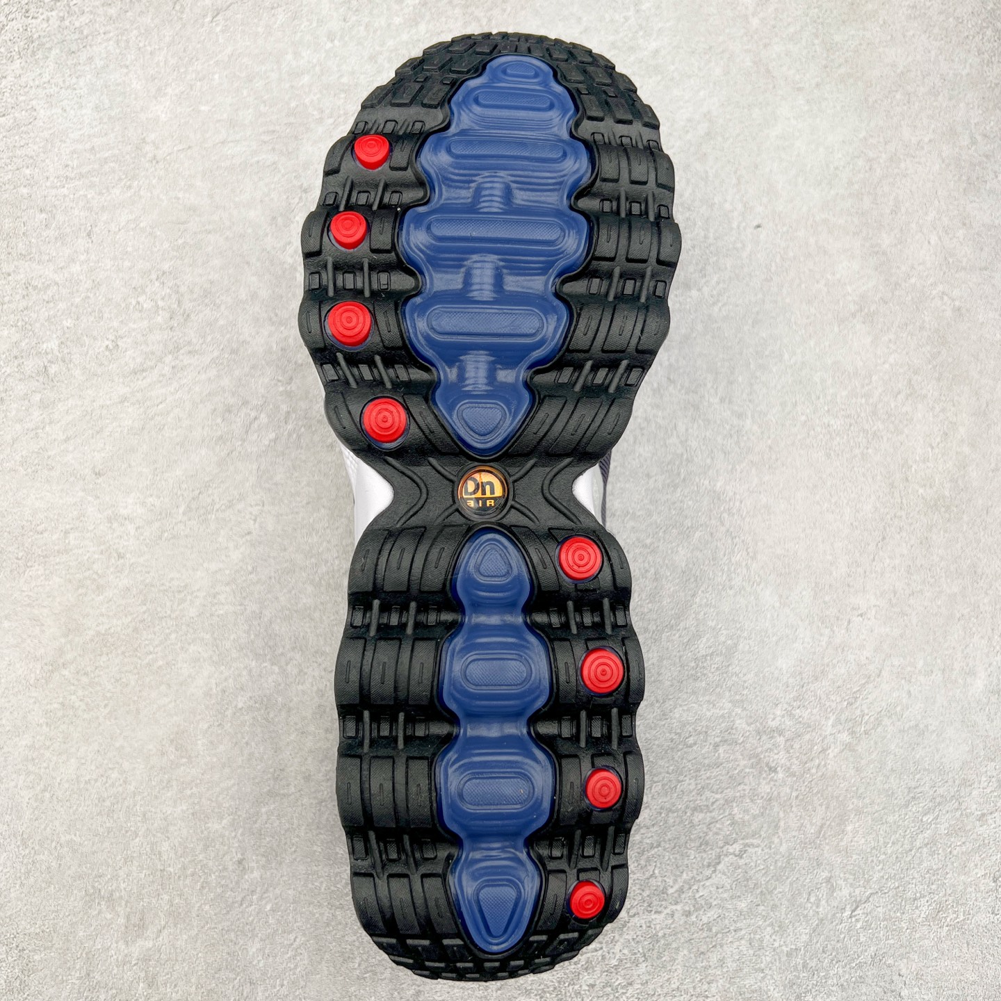 图片[9]-NK Air Max DN8 全掌科技气垫缓震运动跑鞋 FQ7860-009 DN8的核心亮点在于其八腔气垫结构 根据不同部位设定的气压值专为行走设计 提供卓越的舒适感 鞋面的设计让人联想到上世纪90年代末至2000年代初的多款Air Max 中底上系列圆形孔洞引发了热议 不少人将其与竞争品牌的缓震技术进行比较 例如K-SWISS 2010年代初推出的Tubes技 及以多孔鞋底闻名的品牌 尺码：36 36.5 37.5 38 38.5 39 40 40.5 41 42 42.5 43 44 44.5 45-选品中心