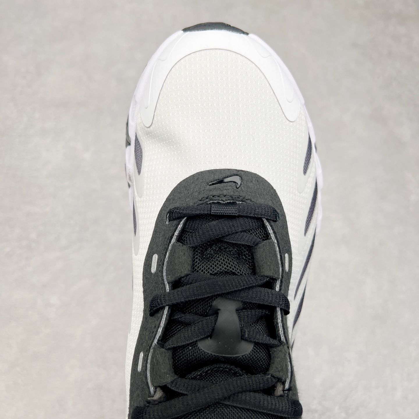 图片[4]-NK Air Max DN8 全掌科技气垫缓震运动跑鞋 FQ7860-009 DN8的核心亮点在于其八腔气垫结构 根据不同部位设定的气压值专为行走设计 提供卓越的舒适感 鞋面的设计让人联想到上世纪90年代末至2000年代初的多款Air Max 中底上系列圆形孔洞引发了热议 不少人将其与竞争品牌的缓震技术进行比较 例如K-SWISS 2010年代初推出的Tubes技 及以多孔鞋底闻名的品牌 尺码：36 36.5 37.5 38 38.5 39 40 40.5 41 42 42.5 43 44 44.5 45-选品中心