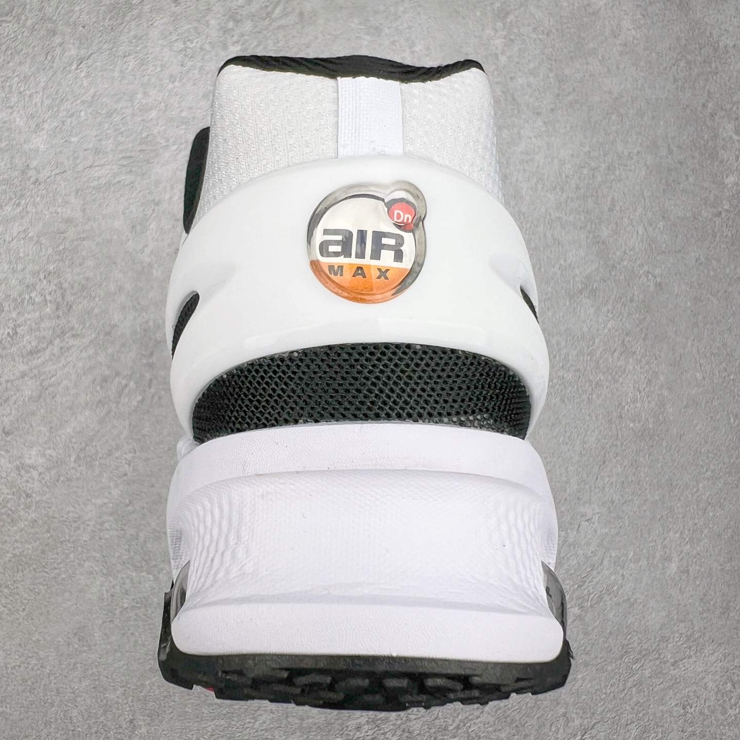 图片[8]-NK Air Max DN8 全掌科技气垫缓震运动跑鞋 FQ7860-009 DN8的核心亮点在于其八腔气垫结构 根据不同部位设定的气压值专为行走设计 提供卓越的舒适感 鞋面的设计让人联想到上世纪90年代末至2000年代初的多款Air Max 中底上系列圆形孔洞引发了热议 不少人将其与竞争品牌的缓震技术进行比较 例如K-SWISS 2010年代初推出的Tubes技 及以多孔鞋底闻名的品牌 尺码：36 36.5 37.5 38 38.5 39 40 40.5 41 42 42.5 43 44 44.5 45-选品中心