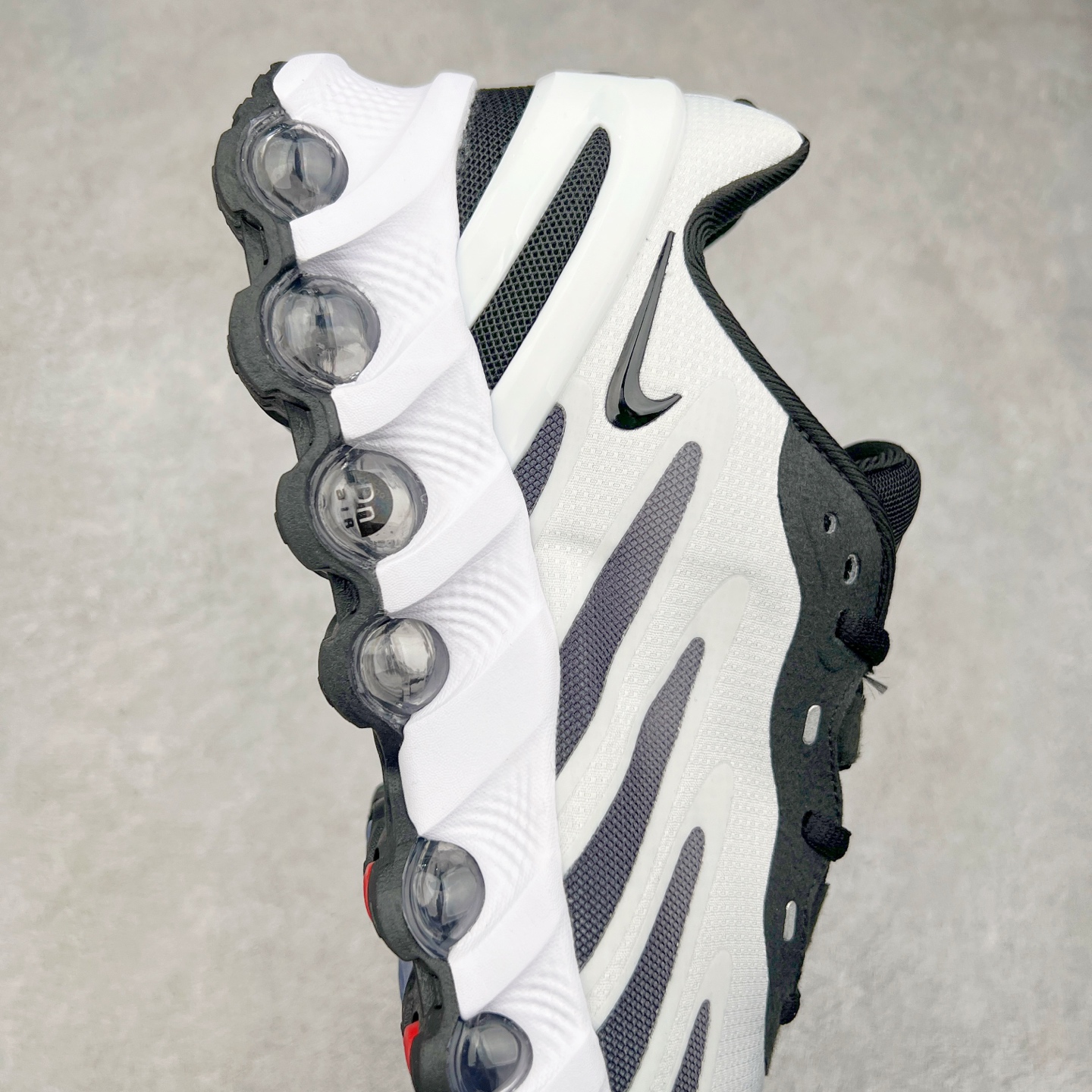 图片[6]-NK Air Max DN8 全掌科技气垫缓震运动跑鞋 FQ7860-009 DN8的核心亮点在于其八腔气垫结构 根据不同部位设定的气压值专为行走设计 提供卓越的舒适感 鞋面的设计让人联想到上世纪90年代末至2000年代初的多款Air Max 中底上系列圆形孔洞引发了热议 不少人将其与竞争品牌的缓震技术进行比较 例如K-SWISS 2010年代初推出的Tubes技 及以多孔鞋底闻名的品牌 尺码：36 36.5 37.5 38 38.5 39 40 40.5 41 42 42.5 43 44 44.5 45-选品中心