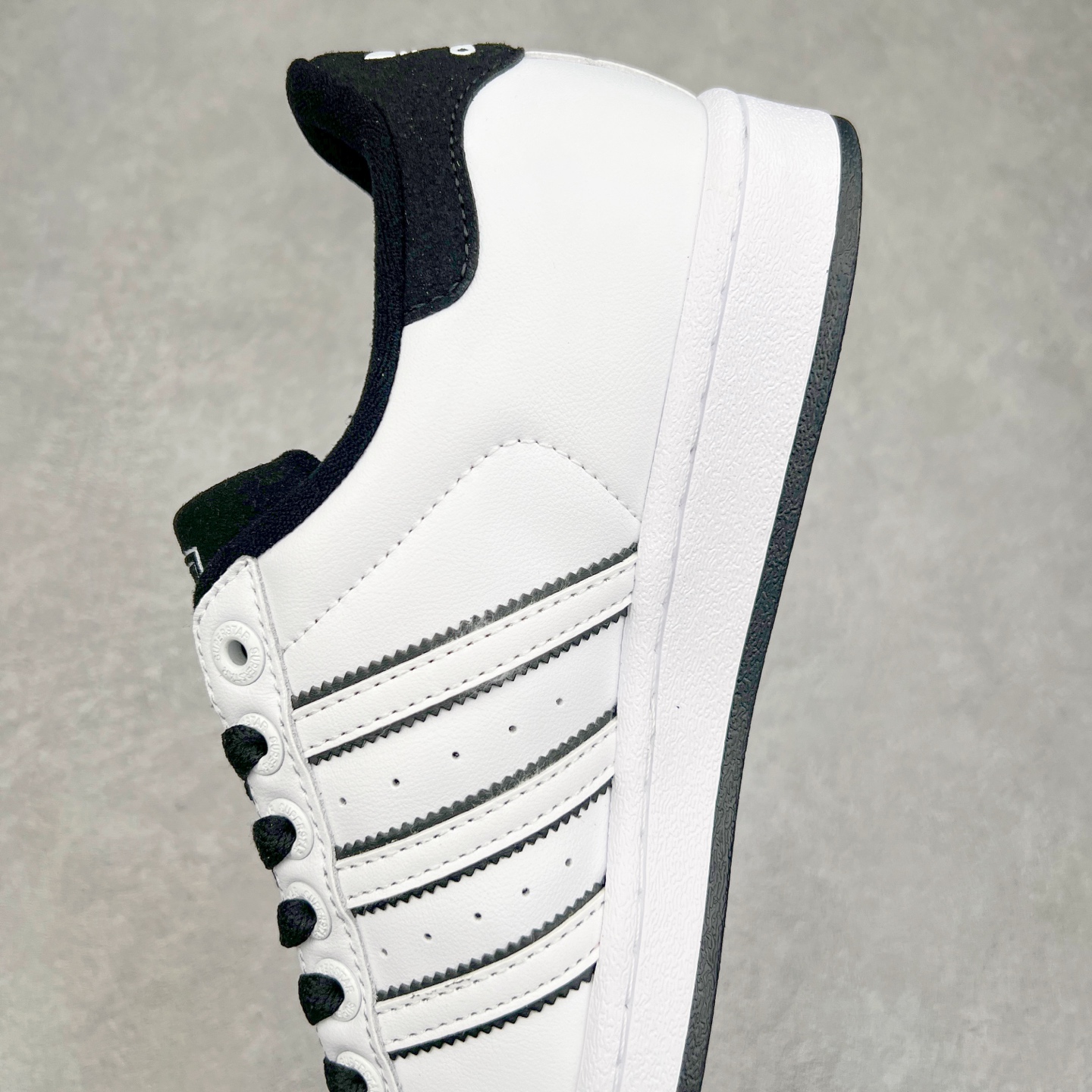 图片[7]-AD Originals Superstar 经典复古贝壳头板鞋 JH5469 诞生于1969年 是第一双将全皮面鞋 身与橡胶鞋头结合在一起的低帮篮球鞋 Superstar最开始 是作为高帮篮球鞋Pro Model的低帮版本而出现的 但因为其独特和醒目的橡胶鞋头造型而让大家熟知 被大家形象地称为\\\”shelltoe\\\”贝壳头 在70年代的美国职业篮球场上 接近3/4的NBA球员都将这双Superstar作为场上用鞋 80年代之后 经过不断的改良和发展 Superstar逐渐成为横跨时装、音乐、街头文化、休闲和运动等各大领域的时尚潮鞋 尺码：36 36.5 37 38 38.5 39 40 40.5 41 42 42.5 43 44 44.5 45-选品中心