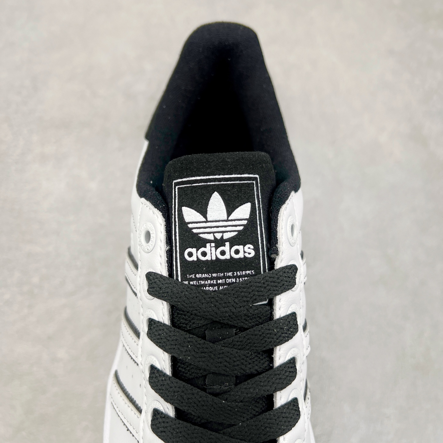 图片[5]-AD Originals Superstar 经典复古贝壳头板鞋 JH5469 诞生于1969年 是第一双将全皮面鞋 身与橡胶鞋头结合在一起的低帮篮球鞋 Superstar最开始 是作为高帮篮球鞋Pro Model的低帮版本而出现的 但因为其独特和醒目的橡胶鞋头造型而让大家熟知 被大家形象地称为\\\”shelltoe\\\”贝壳头 在70年代的美国职业篮球场上 接近3/4的NBA球员都将这双Superstar作为场上用鞋 80年代之后 经过不断的改良和发展 Superstar逐渐成为横跨时装、音乐、街头文化、休闲和运动等各大领域的时尚潮鞋 尺码：36 36.5 37 38 38.5 39 40 40.5 41 42 42.5 43 44 44.5 45-选品中心