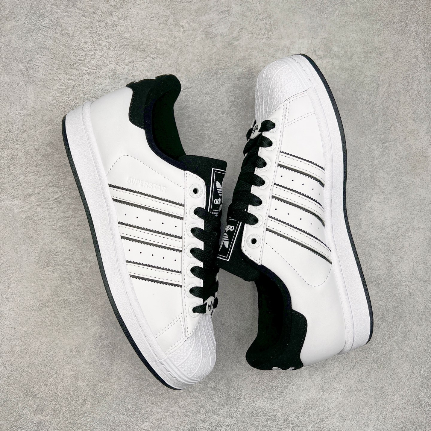 图片[3]-AD Originals Superstar 经典复古贝壳头板鞋 JH5469 诞生于1969年 是第一双将全皮面鞋 身与橡胶鞋头结合在一起的低帮篮球鞋 Superstar最开始 是作为高帮篮球鞋Pro Model的低帮版本而出现的 但因为其独特和醒目的橡胶鞋头造型而让大家熟知 被大家形象地称为\\\”shelltoe\\\”贝壳头 在70年代的美国职业篮球场上 接近3/4的NBA球员都将这双Superstar作为场上用鞋 80年代之后 经过不断的改良和发展 Superstar逐渐成为横跨时装、音乐、街头文化、休闲和运动等各大领域的时尚潮鞋 尺码：36 36.5 37 38 38.5 39 40 40.5 41 42 42.5 43 44 44.5 45-选品中心