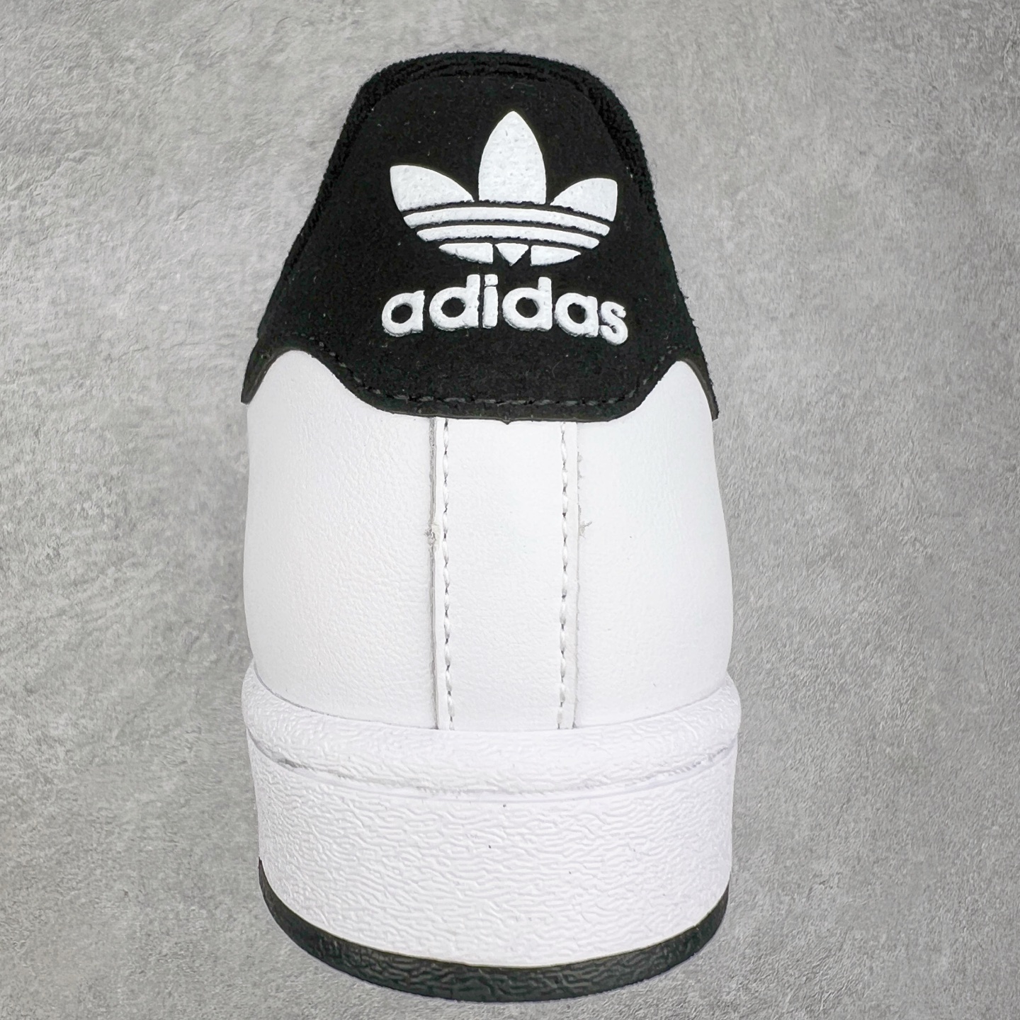 图片[8]-AD Originals Superstar 经典复古贝壳头板鞋 JH5469 诞生于1969年 是第一双将全皮面鞋 身与橡胶鞋头结合在一起的低帮篮球鞋 Superstar最开始 是作为高帮篮球鞋Pro Model的低帮版本而出现的 但因为其独特和醒目的橡胶鞋头造型而让大家熟知 被大家形象地称为\\\”shelltoe\\\”贝壳头 在70年代的美国职业篮球场上 接近3/4的NBA球员都将这双Superstar作为场上用鞋 80年代之后 经过不断的改良和发展 Superstar逐渐成为横跨时装、音乐、街头文化、休闲和运动等各大领域的时尚潮鞋 尺码：36 36.5 37 38 38.5 39 40 40.5 41 42 42.5 43 44 44.5 45-选品中心