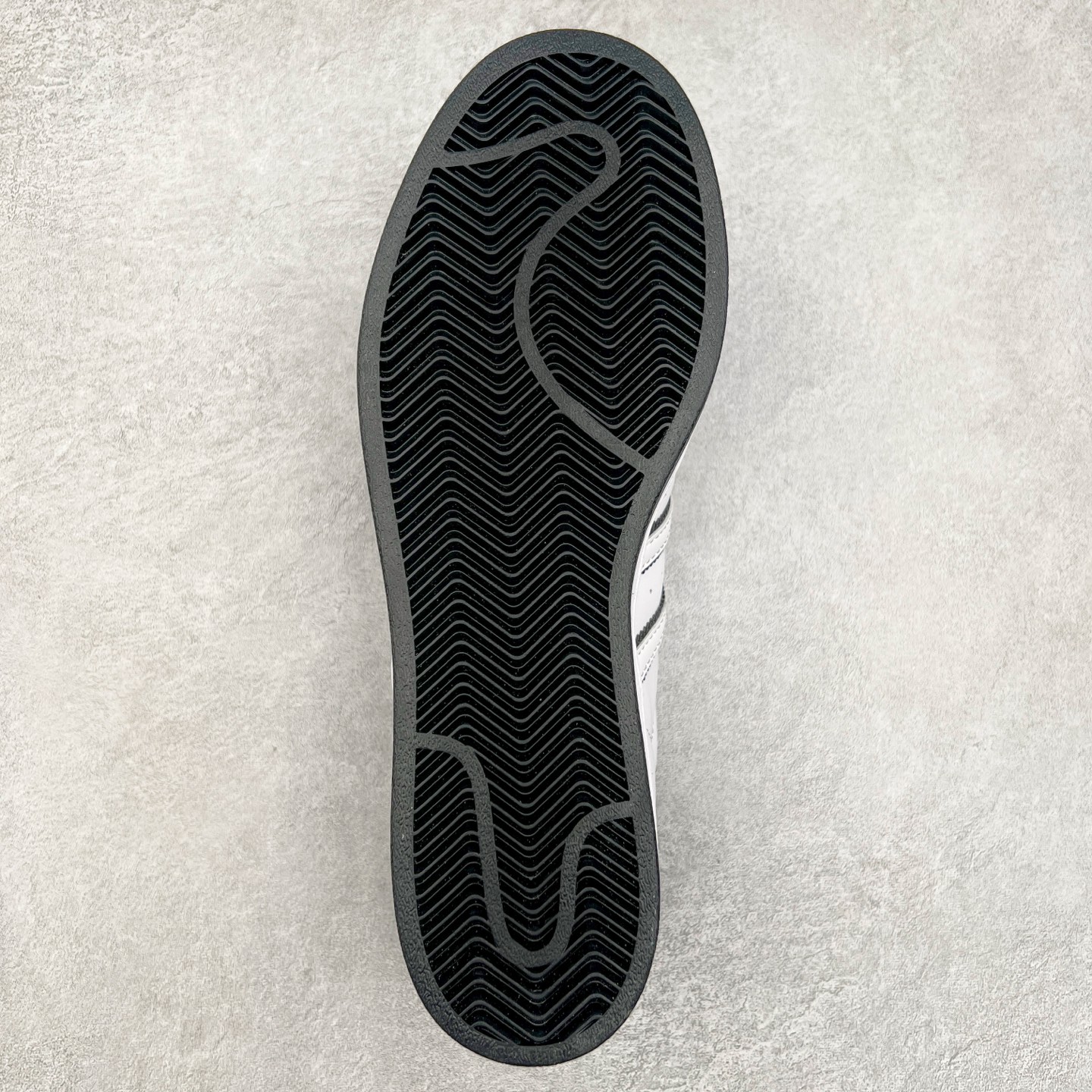 图片[9]-AD Originals Superstar 经典复古贝壳头板鞋 JH5469 诞生于1969年 是第一双将全皮面鞋 身与橡胶鞋头结合在一起的低帮篮球鞋 Superstar最开始 是作为高帮篮球鞋Pro Model的低帮版本而出现的 但因为其独特和醒目的橡胶鞋头造型而让大家熟知 被大家形象地称为\\\”shelltoe\\\”贝壳头 在70年代的美国职业篮球场上 接近3/4的NBA球员都将这双Superstar作为场上用鞋 80年代之后 经过不断的改良和发展 Superstar逐渐成为横跨时装、音乐、街头文化、休闲和运动等各大领域的时尚潮鞋 尺码：36 36.5 37 38 38.5 39 40 40.5 41 42 42.5 43 44 44.5 45-选品中心