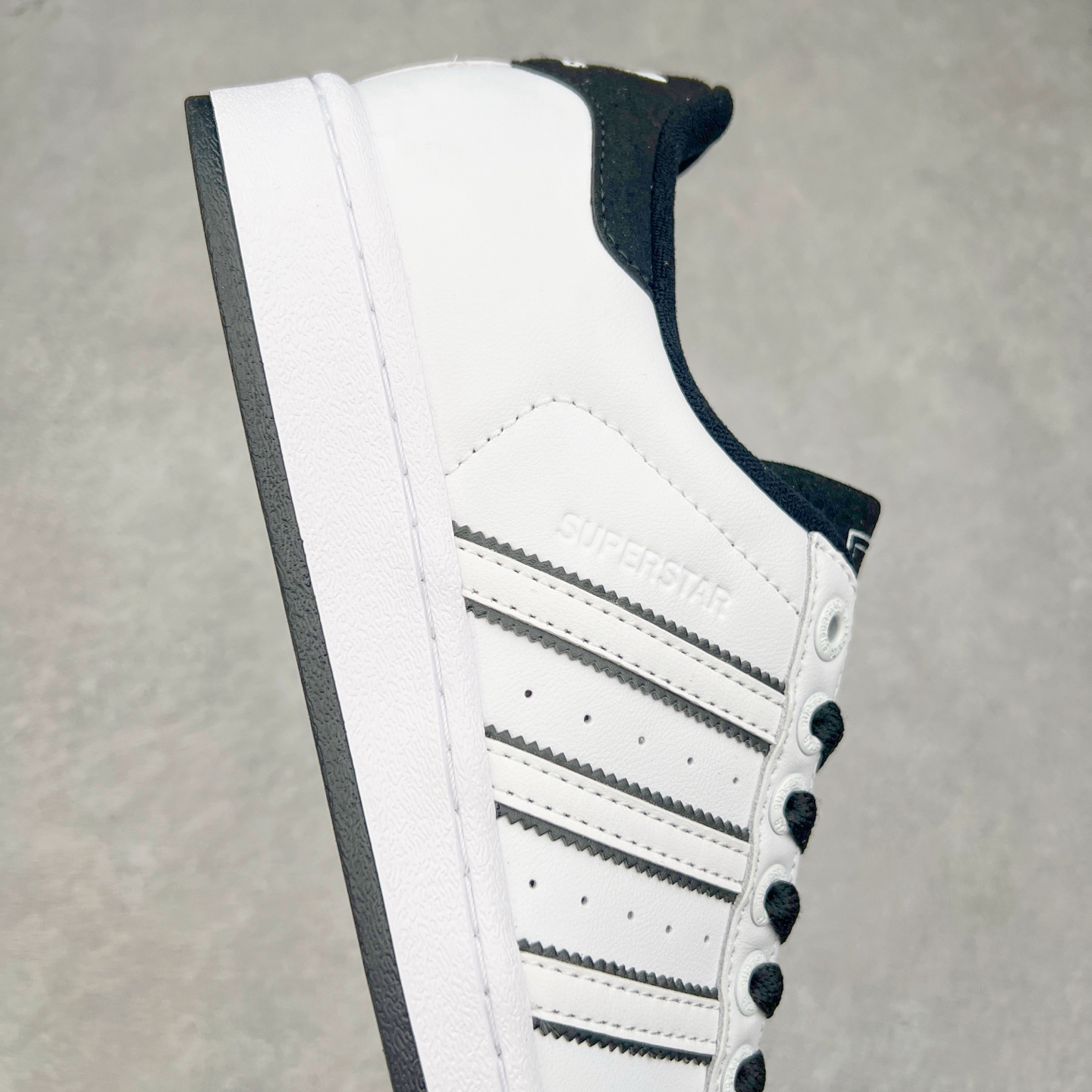 图片[6]-AD Originals Superstar 经典复古贝壳头板鞋 JH5469 诞生于1969年 是第一双将全皮面鞋 身与橡胶鞋头结合在一起的低帮篮球鞋 Superstar最开始 是作为高帮篮球鞋Pro Model的低帮版本而出现的 但因为其独特和醒目的橡胶鞋头造型而让大家熟知 被大家形象地称为\\\”shelltoe\\\”贝壳头 在70年代的美国职业篮球场上 接近3/4的NBA球员都将这双Superstar作为场上用鞋 80年代之后 经过不断的改良和发展 Superstar逐渐成为横跨时装、音乐、街头文化、休闲和运动等各大领域的时尚潮鞋 尺码：36 36.5 37 38 38.5 39 40 40.5 41 42 42.5 43 44 44.5 45-选品中心