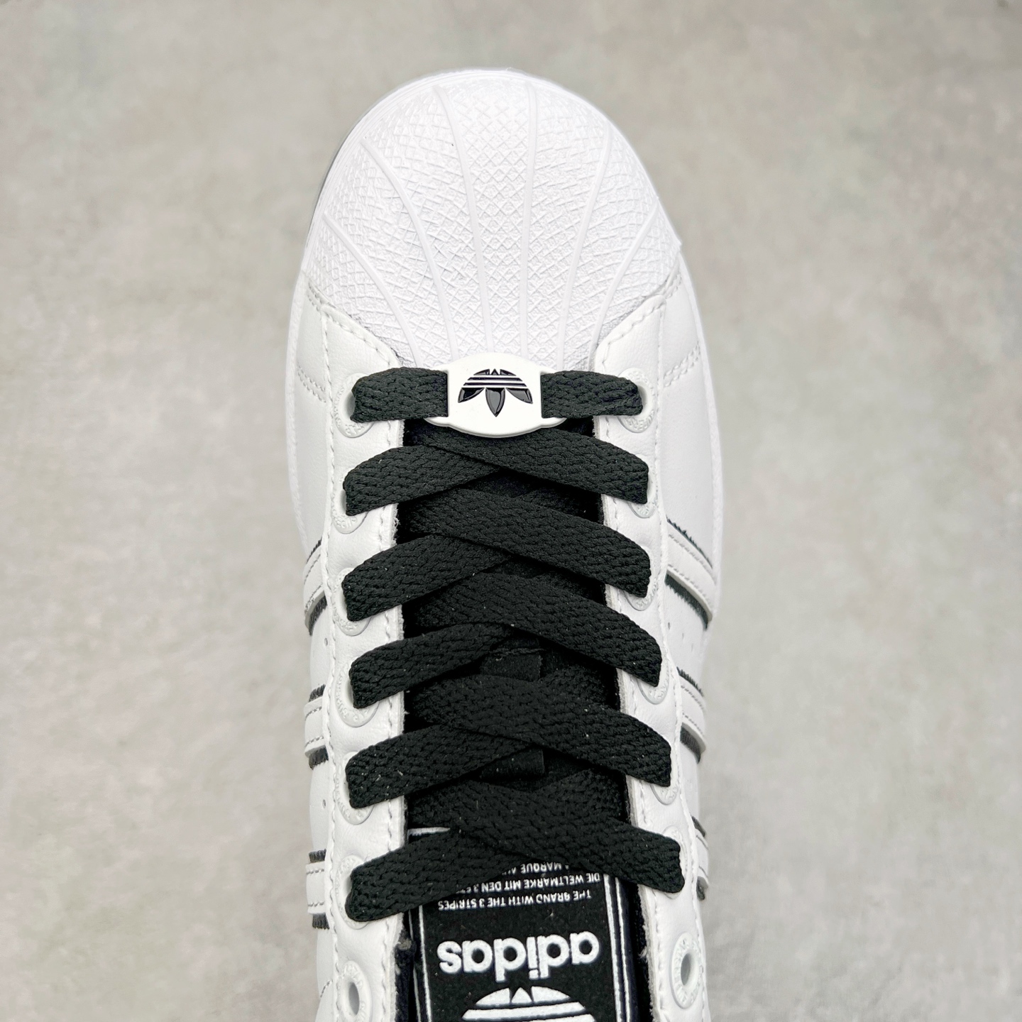 图片[4]-AD Originals Superstar 经典复古贝壳头板鞋 JH5469 诞生于1969年 是第一双将全皮面鞋 身与橡胶鞋头结合在一起的低帮篮球鞋 Superstar最开始 是作为高帮篮球鞋Pro Model的低帮版本而出现的 但因为其独特和醒目的橡胶鞋头造型而让大家熟知 被大家形象地称为\\\”shelltoe\\\”贝壳头 在70年代的美国职业篮球场上 接近3/4的NBA球员都将这双Superstar作为场上用鞋 80年代之后 经过不断的改良和发展 Superstar逐渐成为横跨时装、音乐、街头文化、休闲和运动等各大领域的时尚潮鞋 尺码：36 36.5 37 38 38.5 39 40 40.5 41 42 42.5 43 44 44.5 45-选品中心