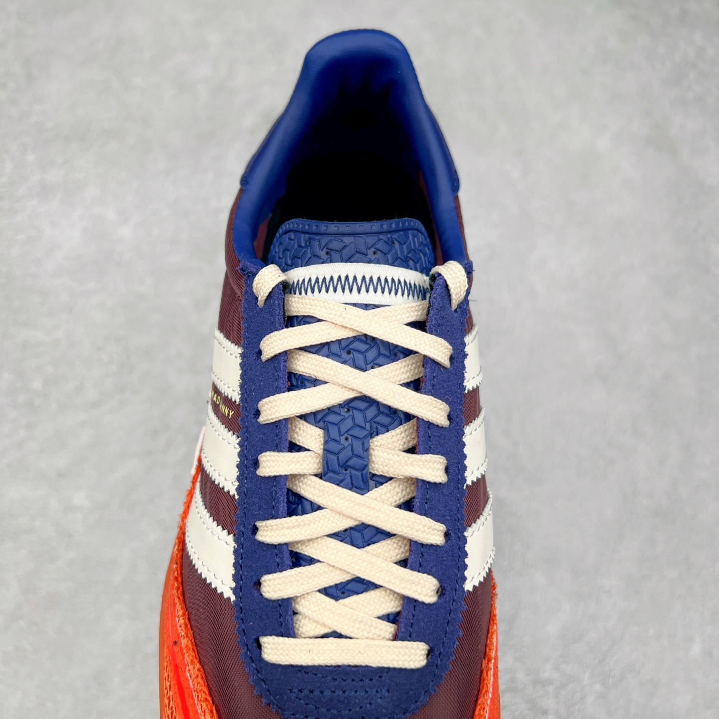 图片[5]-BAD BUNNY x adidas originals ADIZERO SL 72 联名柔软舒适防滑耐磨低帮生活休闲鞋 货号：JP8816 / JP8815 / JQ8757 此番 Bad Bunny 和 adidas 以 Adizero SL 72 为蓝本，推出 3 款不同配色，设计灵感汲取自复古跑鞋 SL 72 ，将经典元素与现代风尚相融合，打造出别具一格的鞋履。鞋面采用多层次叠加设计，很有层次感，吸引人。选用华夫格网、绒面革、皮革和灯芯绒等优质材料。鞋身上的 “ Para Bad Bunny ”中足标识与双阿迪达斯标志，彰显了双方的合作身份。搭载 Adizero 泡棉中底，确保卓越的舒适性与性能表现。尺码：36 36.5 37.5 38 38.5 39 40 40.5 41 42 42.5 43 44 44.5 45-选品中心