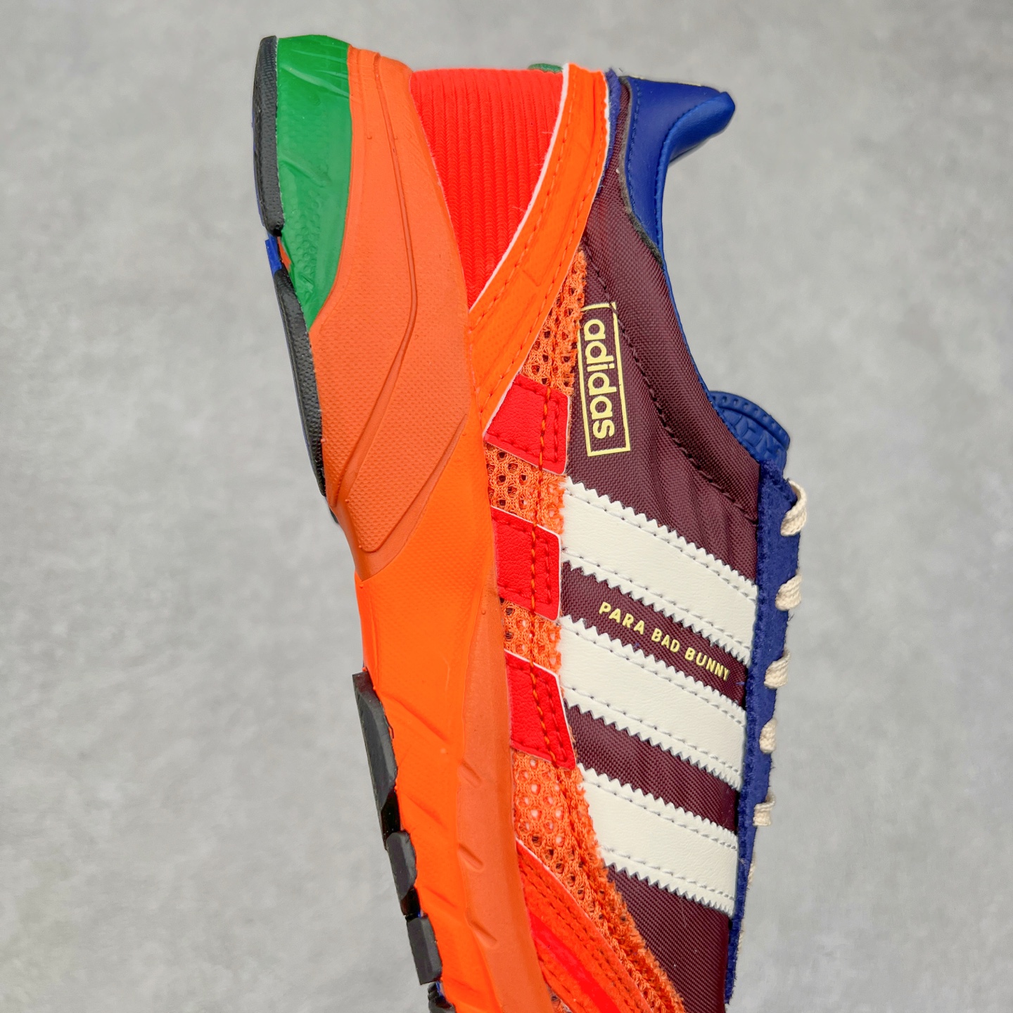 图片[6]-BAD BUNNY x adidas originals ADIZERO SL 72 联名柔软舒适防滑耐磨低帮生活休闲鞋 货号：JP8816 / JP8815 / JQ8757 此番 Bad Bunny 和 adidas 以 Adizero SL 72 为蓝本，推出 3 款不同配色，设计灵感汲取自复古跑鞋 SL 72 ，将经典元素与现代风尚相融合，打造出别具一格的鞋履。鞋面采用多层次叠加设计，很有层次感，吸引人。选用华夫格网、绒面革、皮革和灯芯绒等优质材料。鞋身上的 “ Para Bad Bunny ”中足标识与双阿迪达斯标志，彰显了双方的合作身份。搭载 Adizero 泡棉中底，确保卓越的舒适性与性能表现。尺码：36 36.5 37.5 38 38.5 39 40 40.5 41 42 42.5 43 44 44.5 45-选品中心