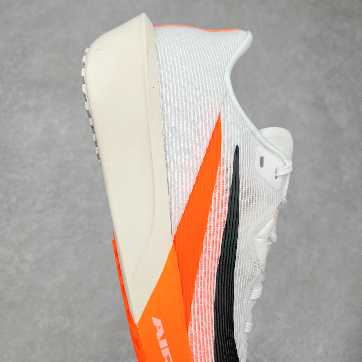 图片[6]-NK ZoomX Invincible Run Flyknit 6 轻量跑鞋 飞织低帮休闲运动慢跑鞋 厚底增高 老爹鞋 此鞋专为短跑运动员而生 是为 5 至 10 公里距离的赛事和训练打造 整体设计采用流线型的轻质工程网眼材质构成鞋面 并与其他 Running 旗舰鞋款同样搭载全脚掌 ZoomX 缓冲中底 搭配 Pebax 物料与橡胶外底 ZoomX StreakFly 首发配色以Prototype呈现 其灵感是来自开发期间的磨损测试 透过编号的标记与内侧的预期跑步距离突出研发过程 货号： FV6040-100 尺码：36 36.5 37.5 38 38.5 39 40 40.5 41 42 42.5 43 44 45-选品中心