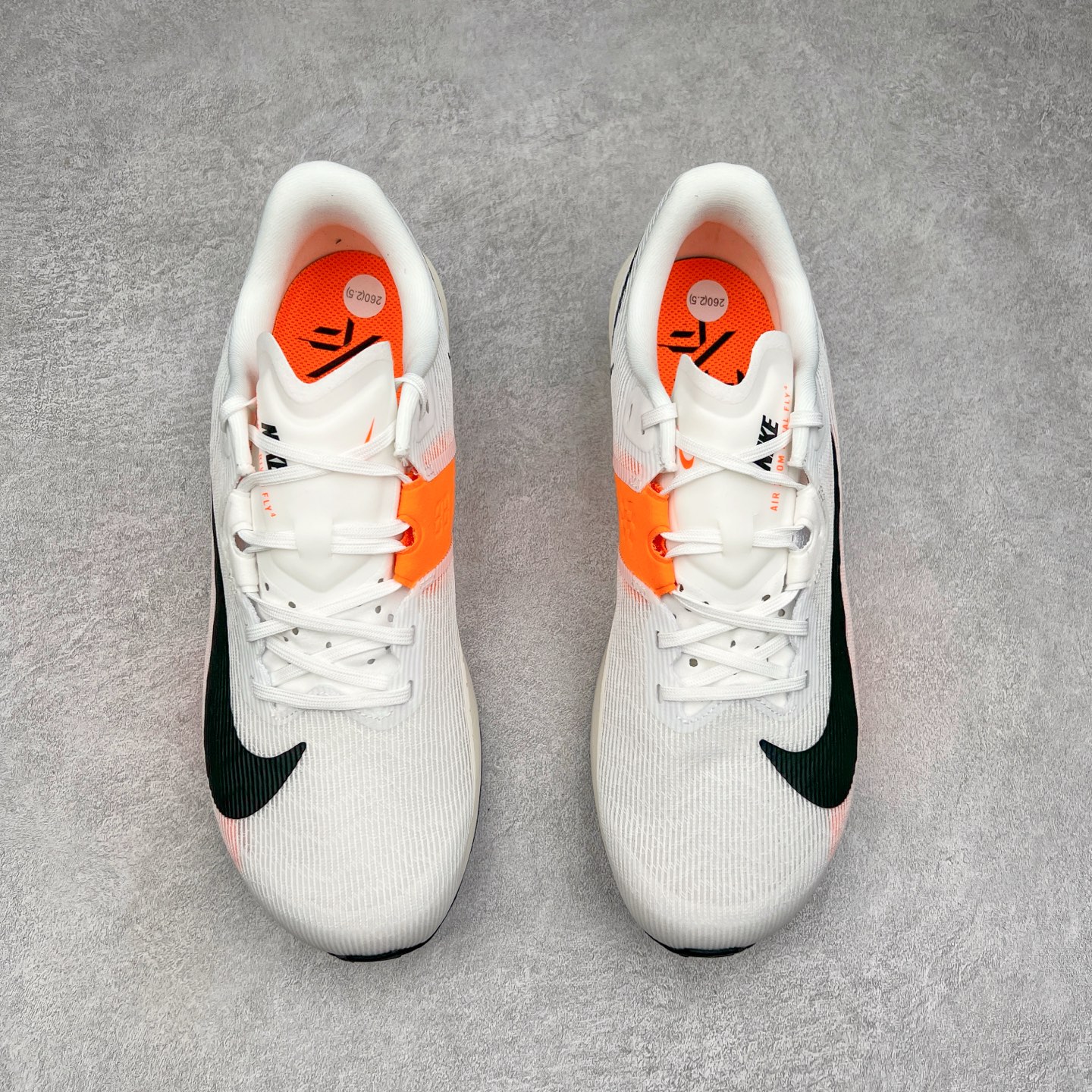 图片[2]-NK ZoomX Invincible Run Flyknit 6 轻量跑鞋 飞织低帮休闲运动慢跑鞋 厚底增高 老爹鞋 此鞋专为短跑运动员而生 是为 5 至 10 公里距离的赛事和训练打造 整体设计采用流线型的轻质工程网眼材质构成鞋面 并与其他 Running 旗舰鞋款同样搭载全脚掌 ZoomX 缓冲中底 搭配 Pebax 物料与橡胶外底 ZoomX StreakFly 首发配色以Prototype呈现 其灵感是来自开发期间的磨损测试 透过编号的标记与内侧的预期跑步距离突出研发过程 货号： FV6040-100 尺码：36 36.5 37.5 38 38.5 39 40 40.5 41 42 42.5 43 44 45-选品中心