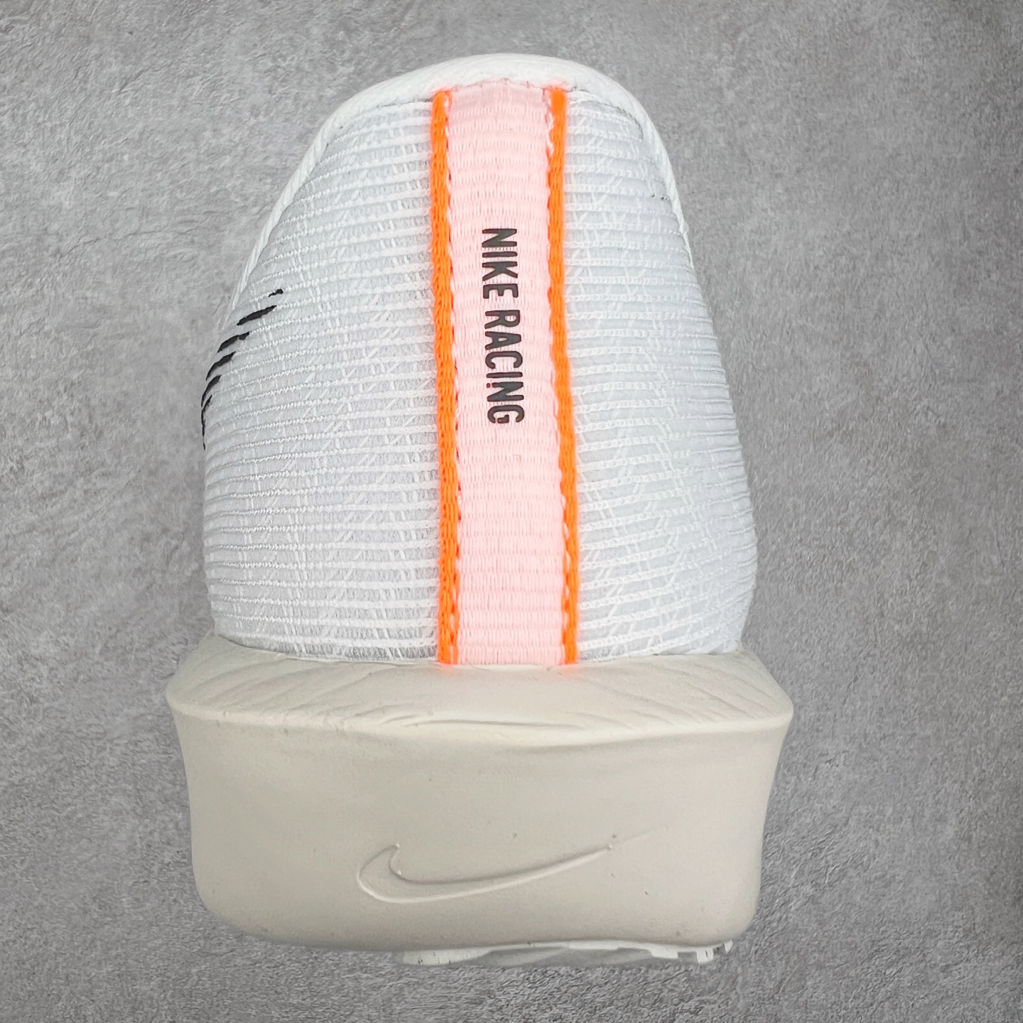 图片[8]-NK ZoomX Invincible Run Flyknit 6 轻量跑鞋 飞织低帮休闲运动慢跑鞋 厚底增高 老爹鞋 此鞋专为短跑运动员而生 是为 5 至 10 公里距离的赛事和训练打造 整体设计采用流线型的轻质工程网眼材质构成鞋面 并与其他 Running 旗舰鞋款同样搭载全脚掌 ZoomX 缓冲中底 搭配 Pebax 物料与橡胶外底 ZoomX StreakFly 首发配色以Prototype呈现 其灵感是来自开发期间的磨损测试 透过编号的标记与内侧的预期跑步距离突出研发过程 货号： FV6040-100 尺码：36 36.5 37.5 38 38.5 39 40 40.5 41 42 42.5 43 44 45-选品中心