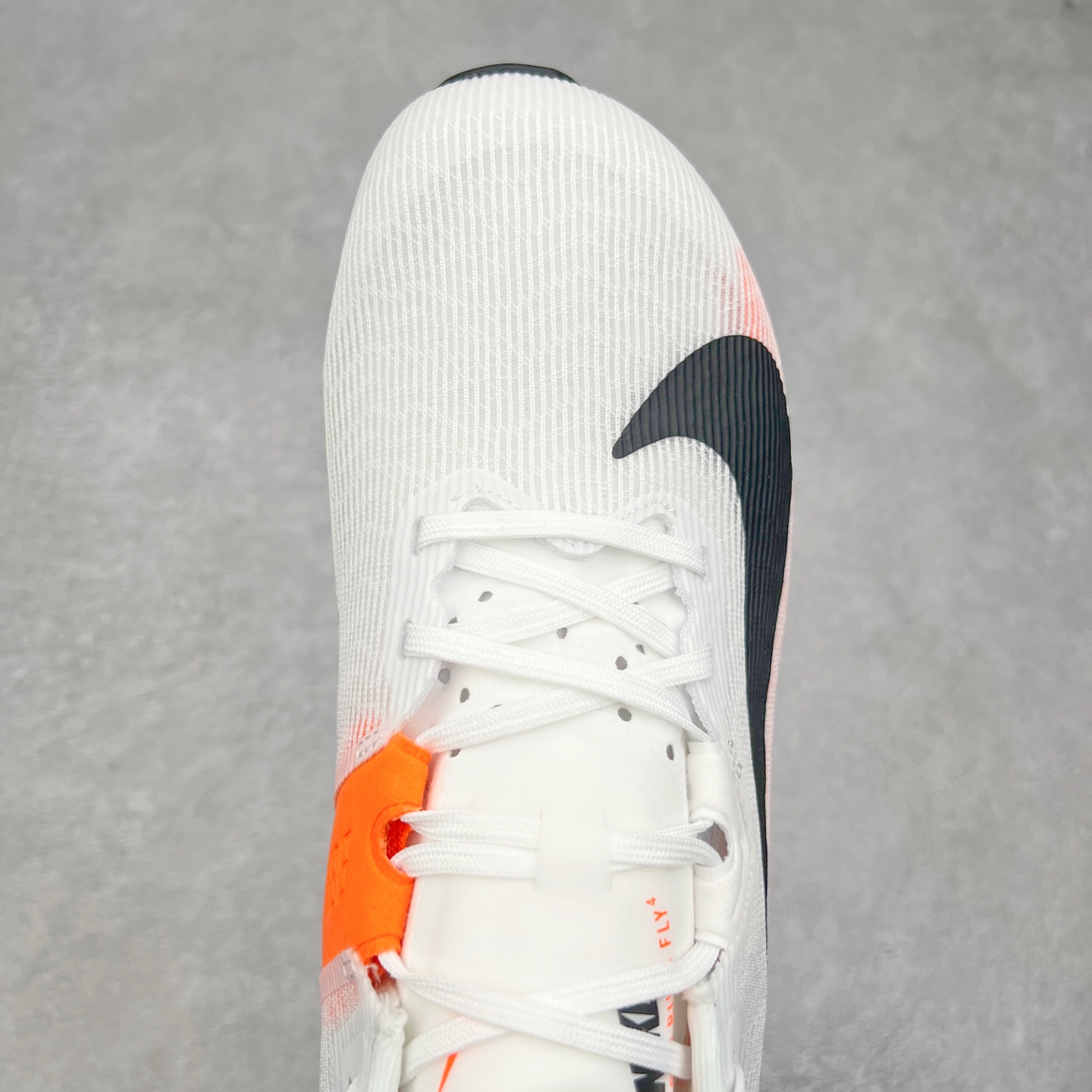 图片[4]-NK ZoomX Invincible Run Flyknit 6 轻量跑鞋 飞织低帮休闲运动慢跑鞋 厚底增高 老爹鞋 此鞋专为短跑运动员而生 是为 5 至 10 公里距离的赛事和训练打造 整体设计采用流线型的轻质工程网眼材质构成鞋面 并与其他 Running 旗舰鞋款同样搭载全脚掌 ZoomX 缓冲中底 搭配 Pebax 物料与橡胶外底 ZoomX StreakFly 首发配色以Prototype呈现 其灵感是来自开发期间的磨损测试 透过编号的标记与内侧的预期跑步距离突出研发过程 货号： FV6040-100 尺码：36 36.5 37.5 38 38.5 39 40 40.5 41 42 42.5 43 44 45-选品中心