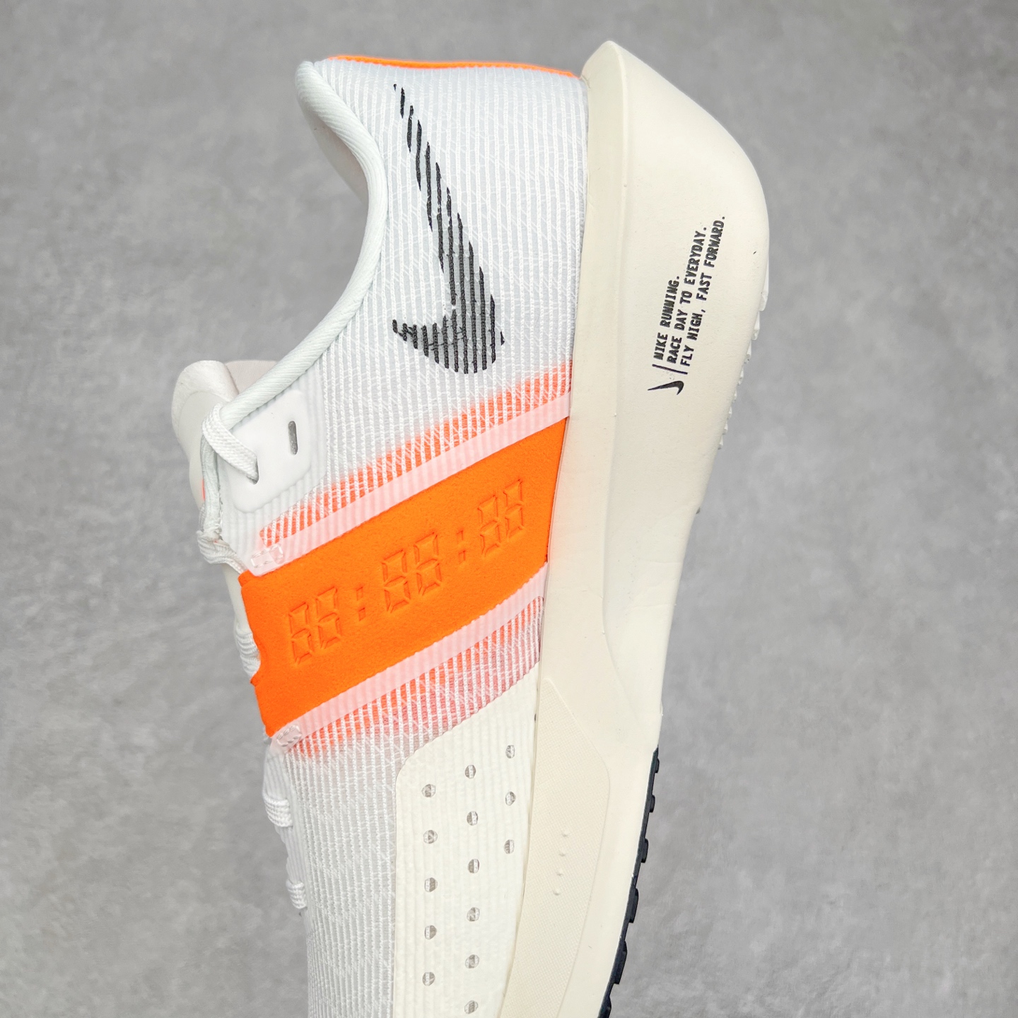 图片[7]-NK ZoomX Invincible Run Flyknit 6 轻量跑鞋 飞织低帮休闲运动慢跑鞋 厚底增高 老爹鞋 此鞋专为短跑运动员而生 是为 5 至 10 公里距离的赛事和训练打造 整体设计采用流线型的轻质工程网眼材质构成鞋面 并与其他 Running 旗舰鞋款同样搭载全脚掌 ZoomX 缓冲中底 搭配 Pebax 物料与橡胶外底 ZoomX StreakFly 首发配色以Prototype呈现 其灵感是来自开发期间的磨损测试 透过编号的标记与内侧的预期跑步距离突出研发过程 货号： FV6040-100 尺码：36 36.5 37.5 38 38.5 39 40 40.5 41 42 42.5 43 44 45-选品中心