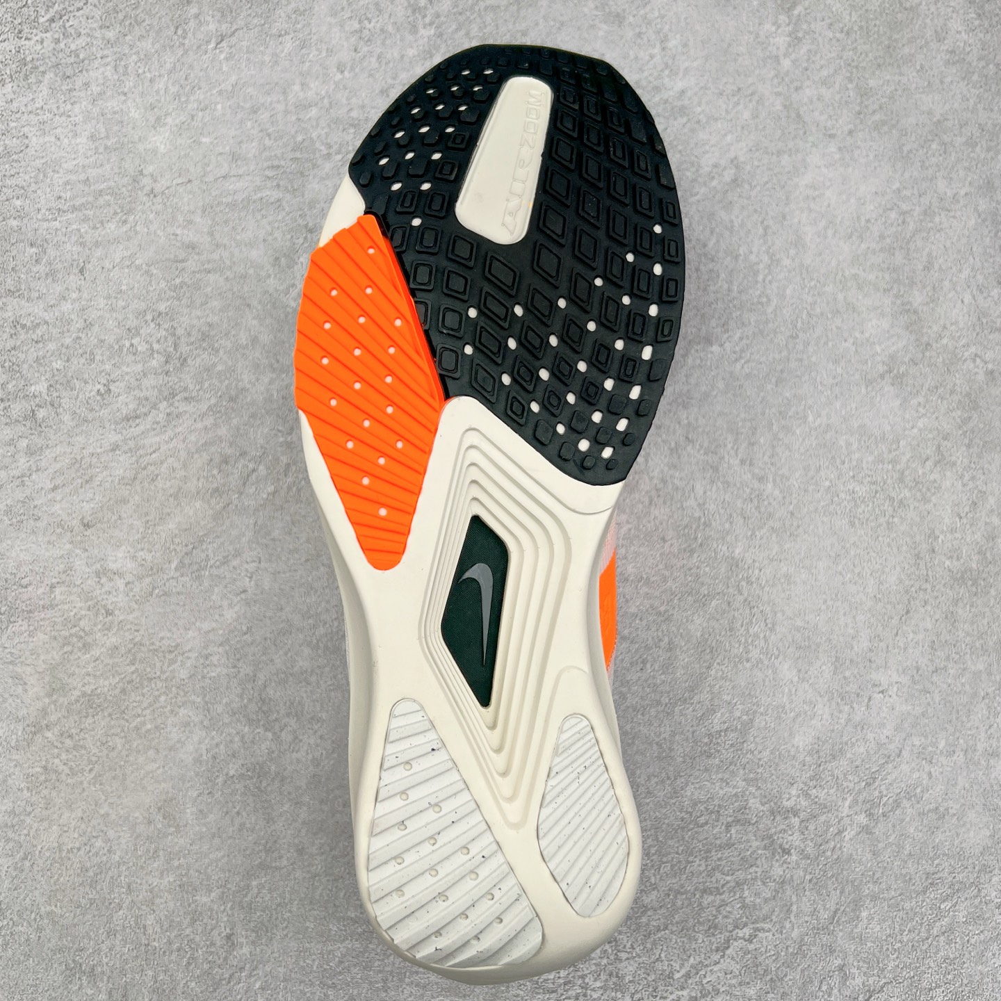 图片[9]-NK ZoomX Invincible Run Flyknit 6 轻量跑鞋 飞织低帮休闲运动慢跑鞋 厚底增高 老爹鞋 此鞋专为短跑运动员而生 是为 5 至 10 公里距离的赛事和训练打造 整体设计采用流线型的轻质工程网眼材质构成鞋面 并与其他 Running 旗舰鞋款同样搭载全脚掌 ZoomX 缓冲中底 搭配 Pebax 物料与橡胶外底 ZoomX StreakFly 首发配色以Prototype呈现 其灵感是来自开发期间的磨损测试 透过编号的标记与内侧的预期跑步距离突出研发过程 货号： FV6040-100 尺码：36 36.5 37.5 38 38.5 39 40 40.5 41 42 42.5 43 44 45-选品中心